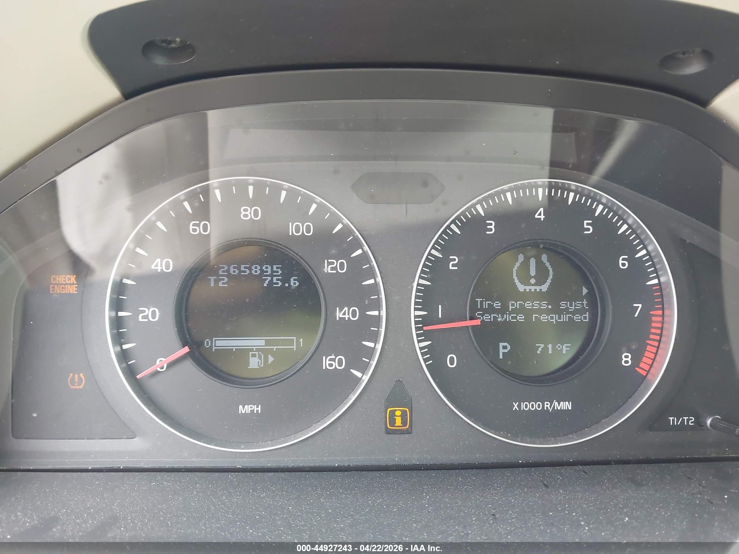 VOLVO XC70 image 7