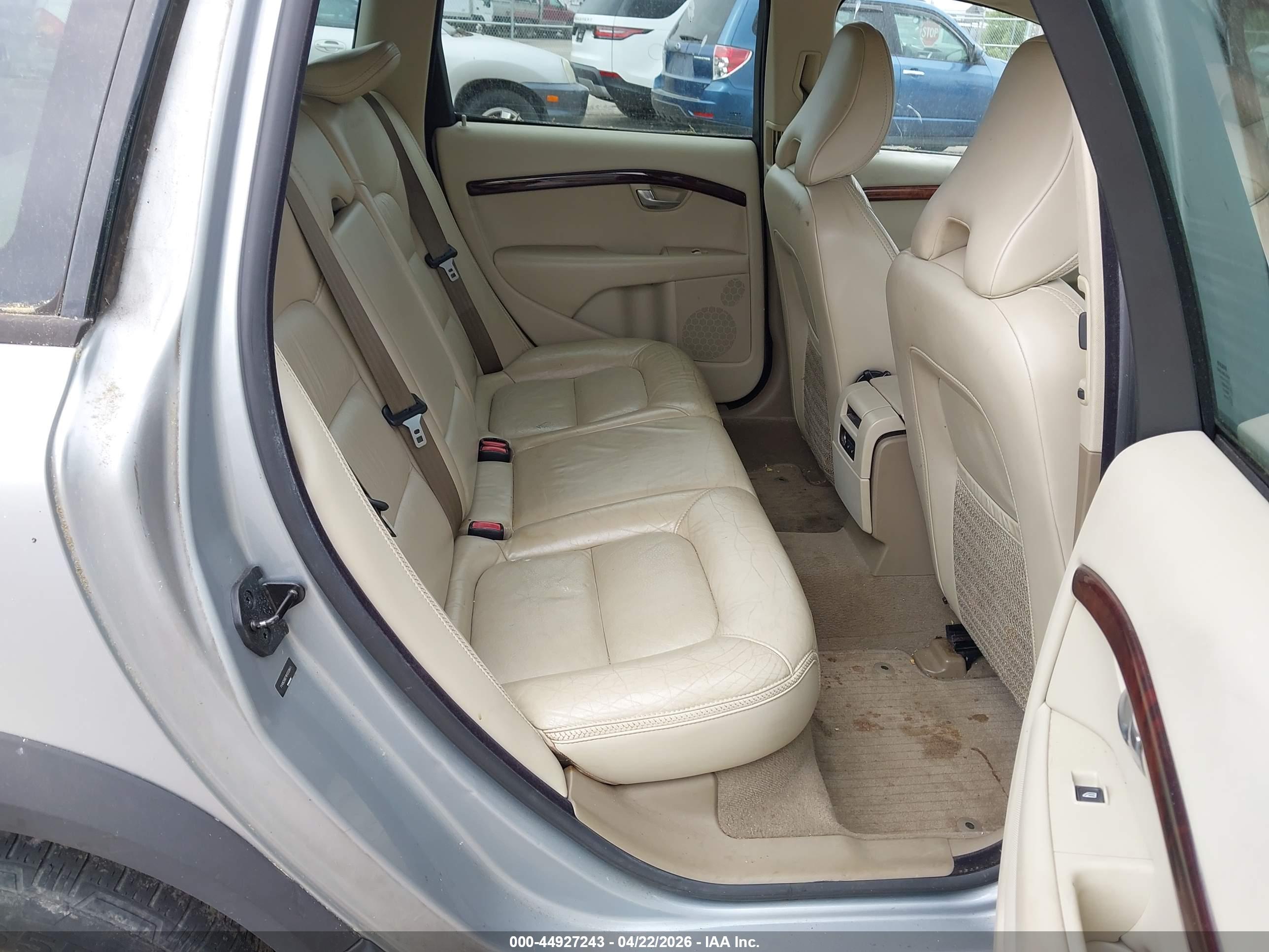 VOLVO XC70 image 8