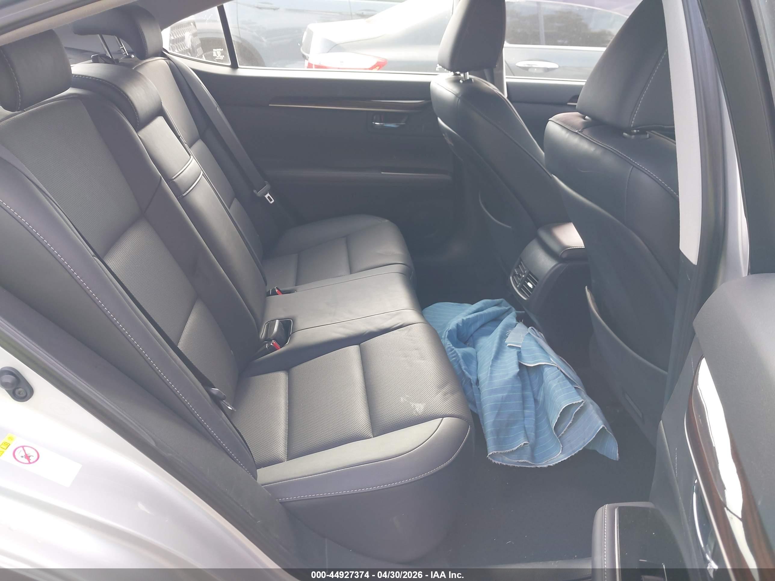 LEXUS ES image 8