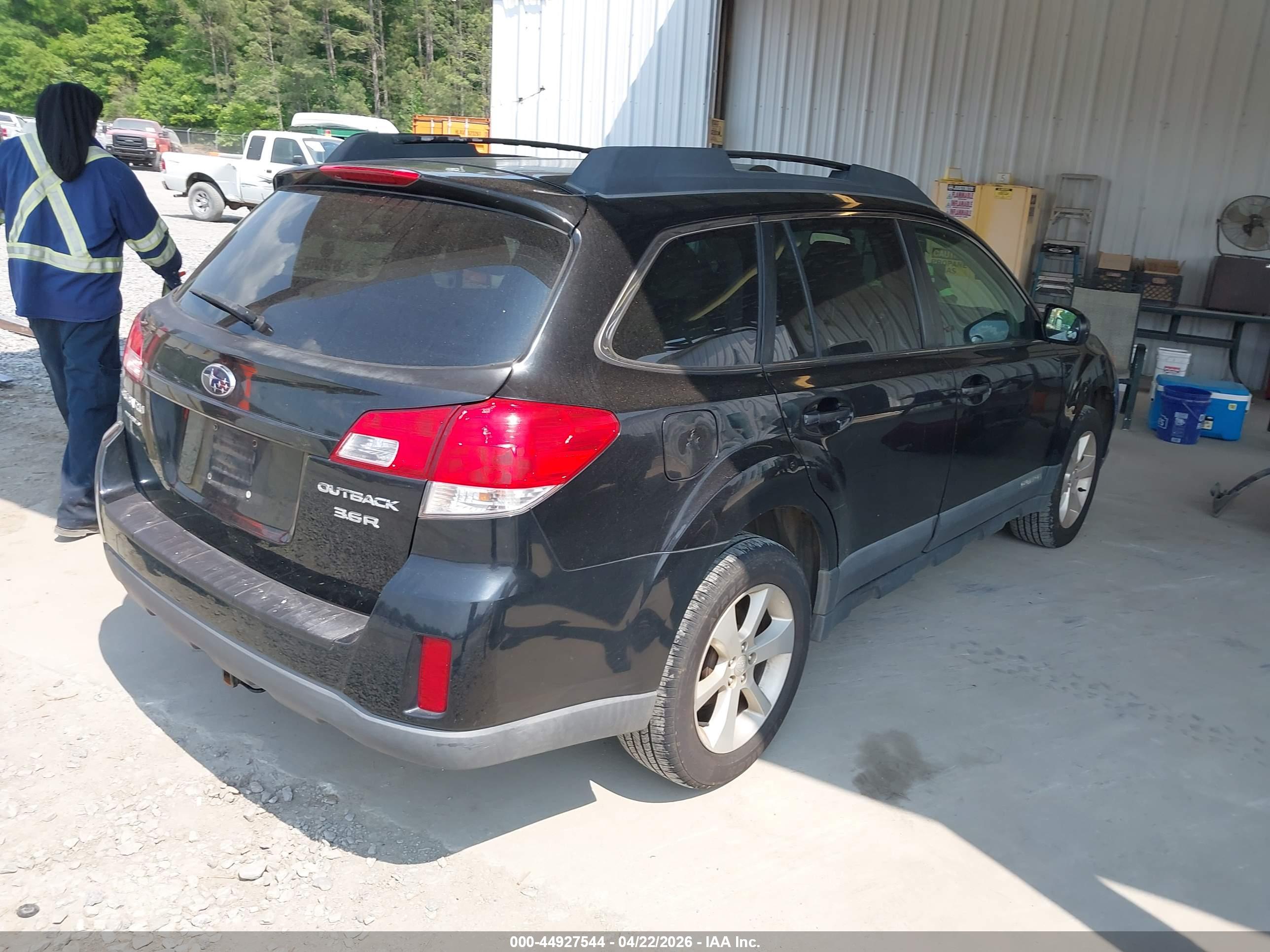 SUBARU OUTBACK image 4