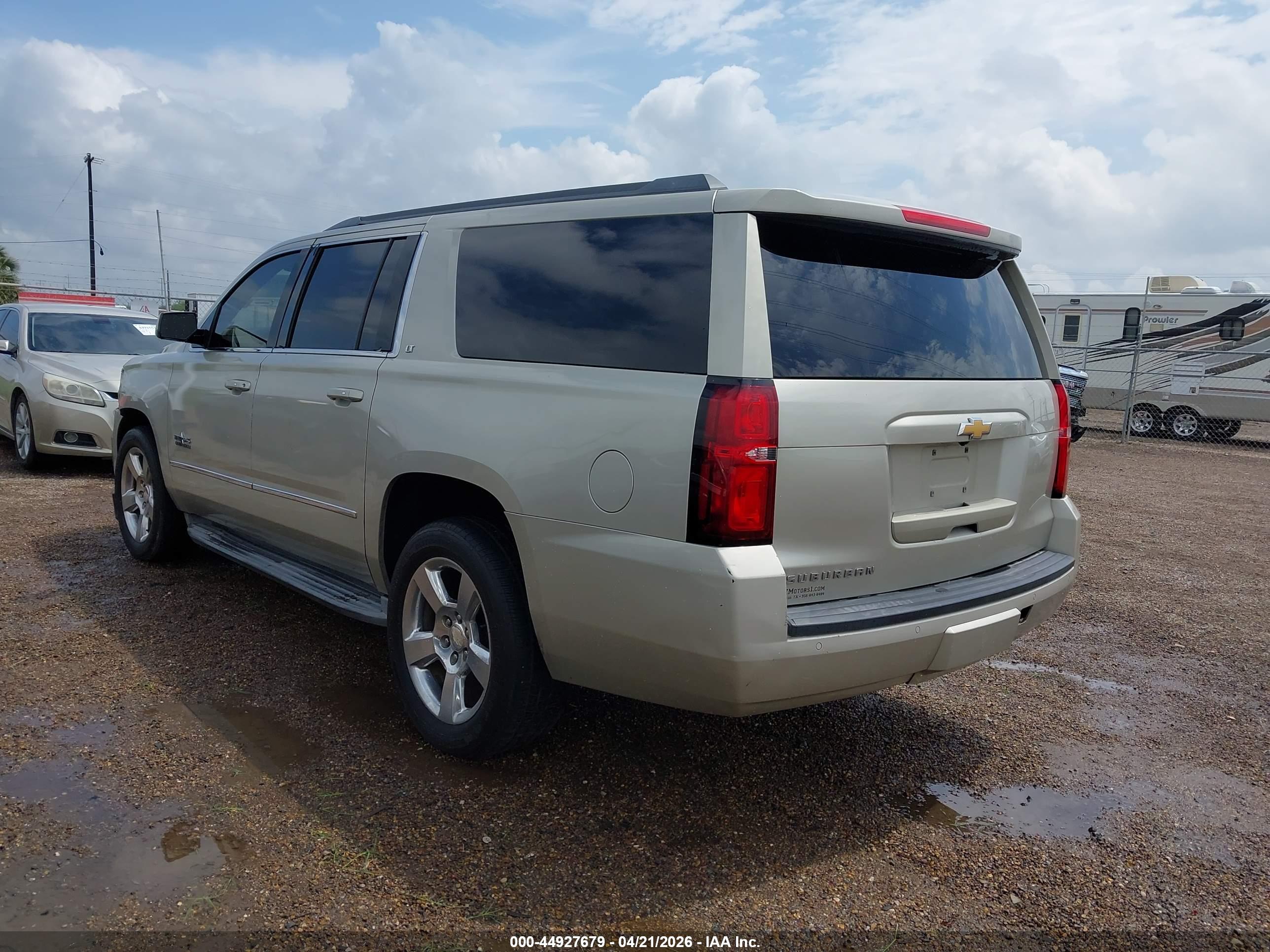 CHEVROLET SUBURBAN image 3