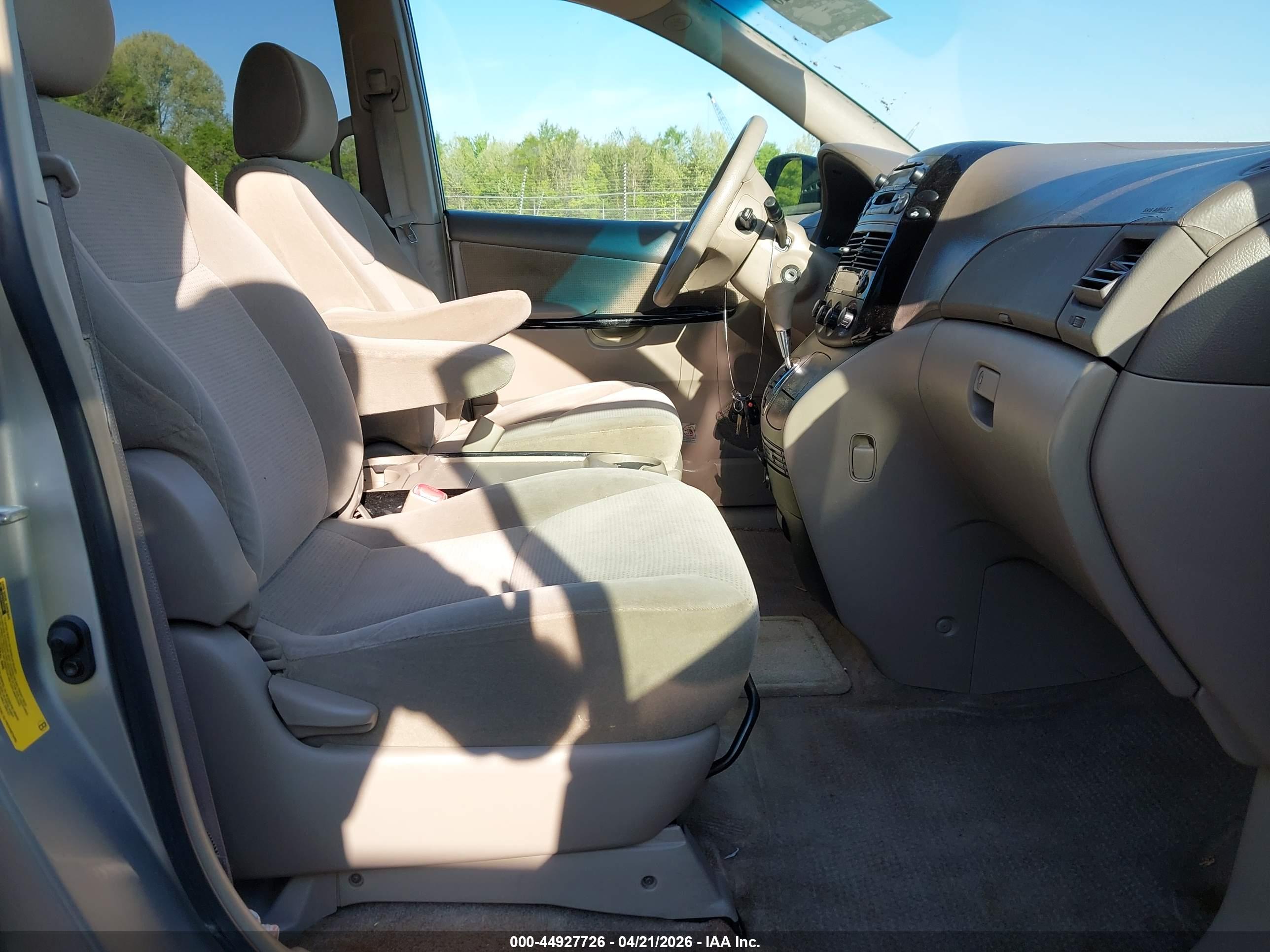 TOYOTA SIENNA image 5