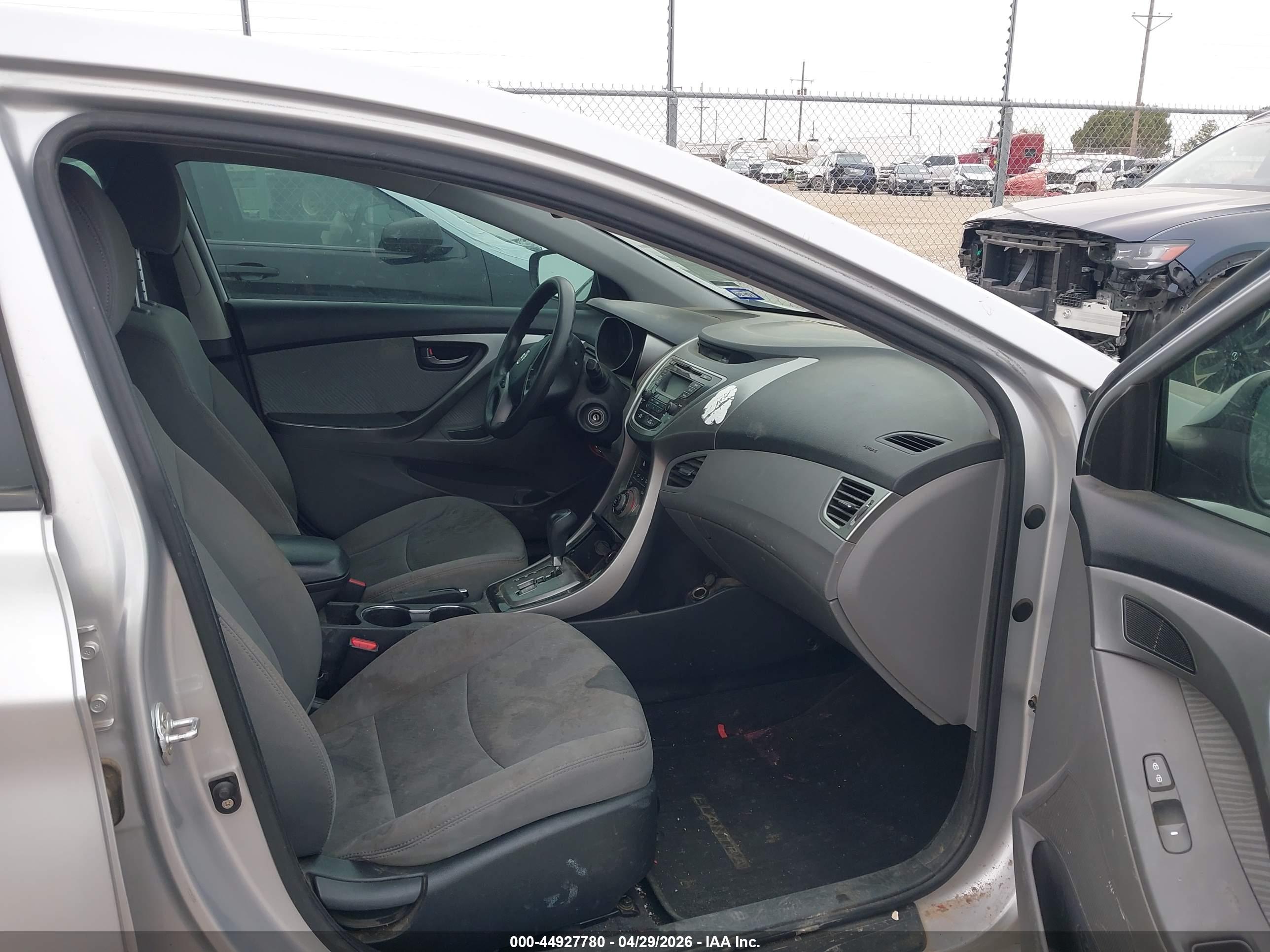 HYUNDAI ELANTRA image 5