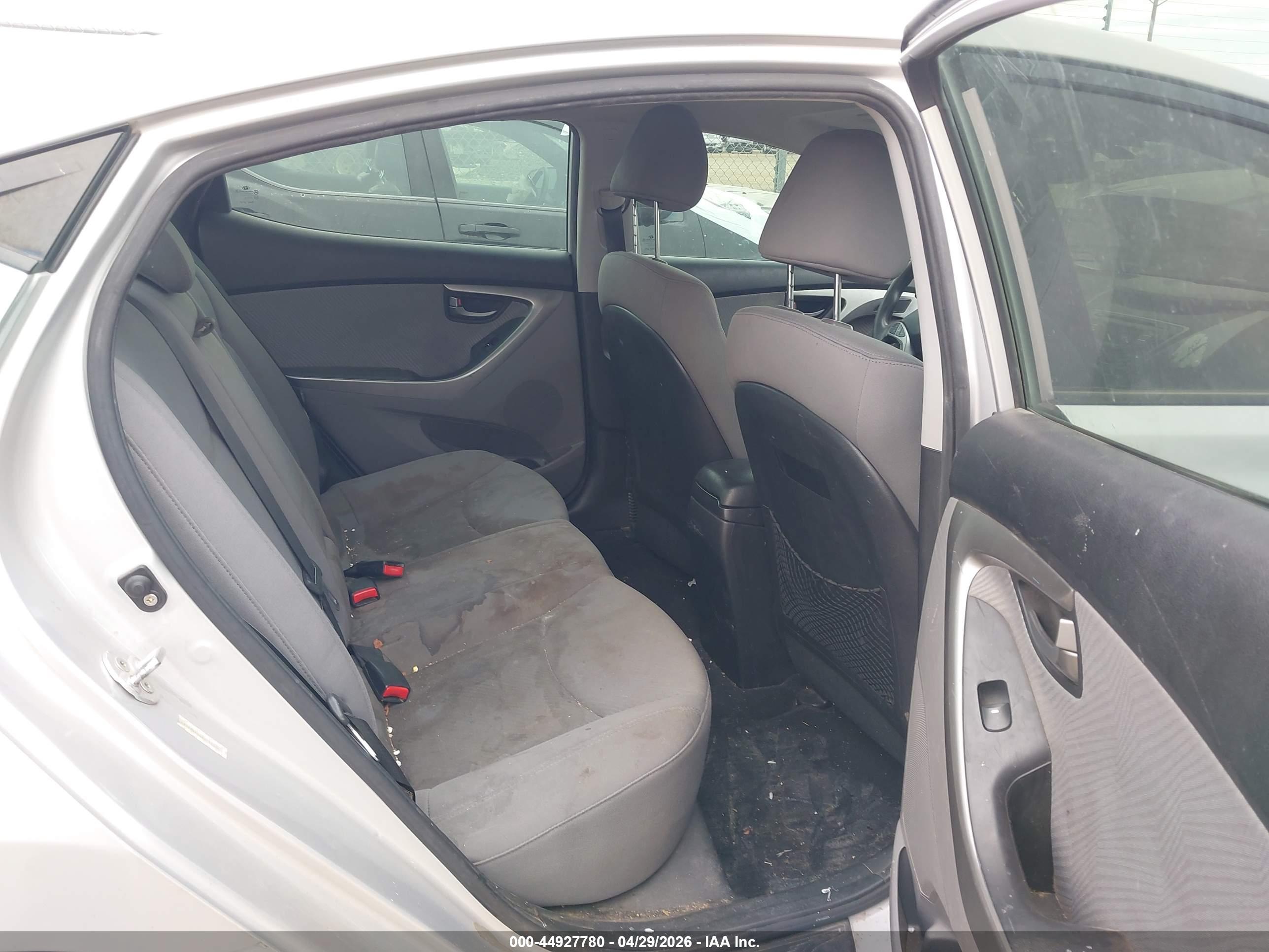 HYUNDAI ELANTRA image 8