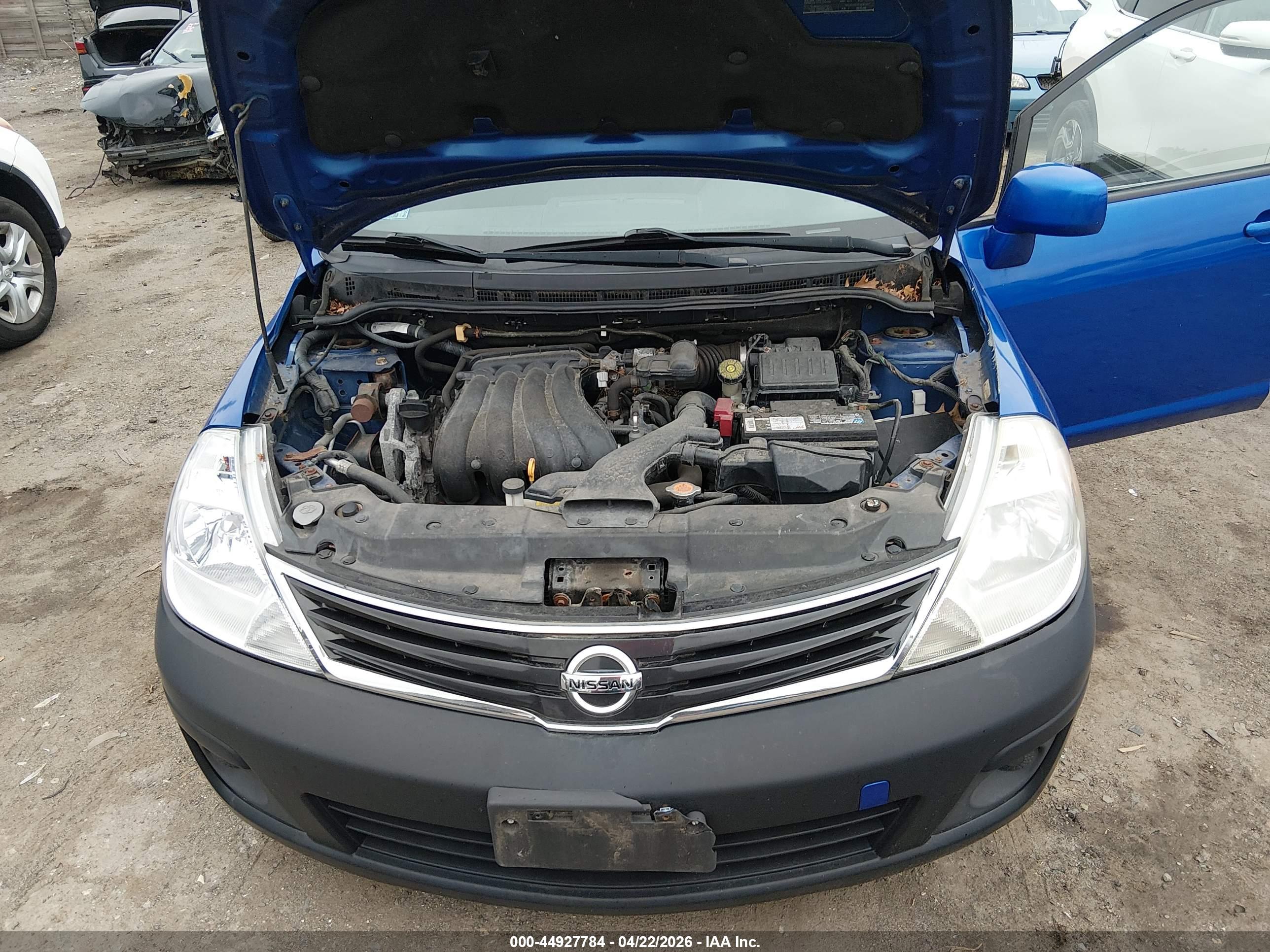 NISSAN VERSA image 10