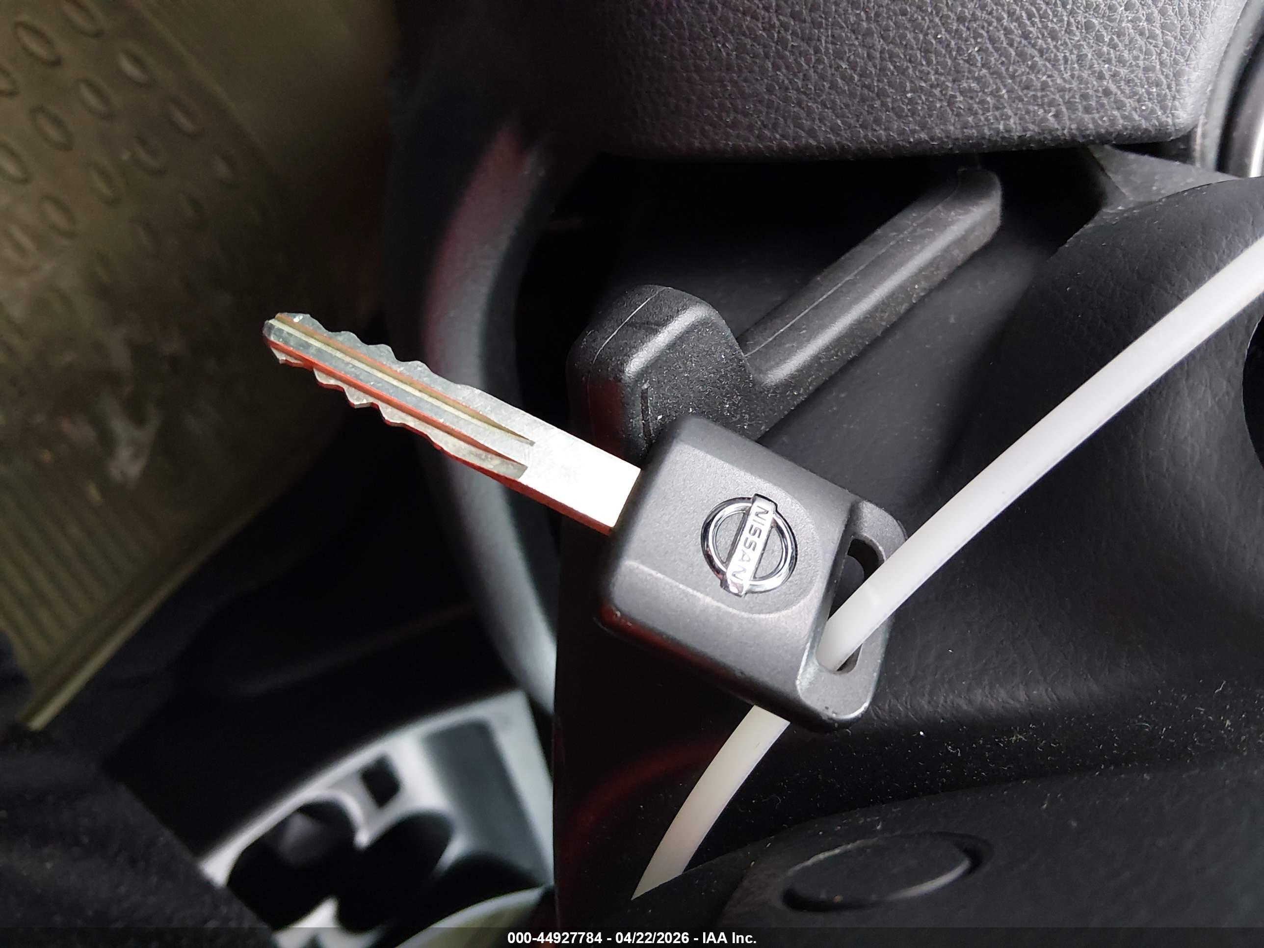 NISSAN VERSA image 11