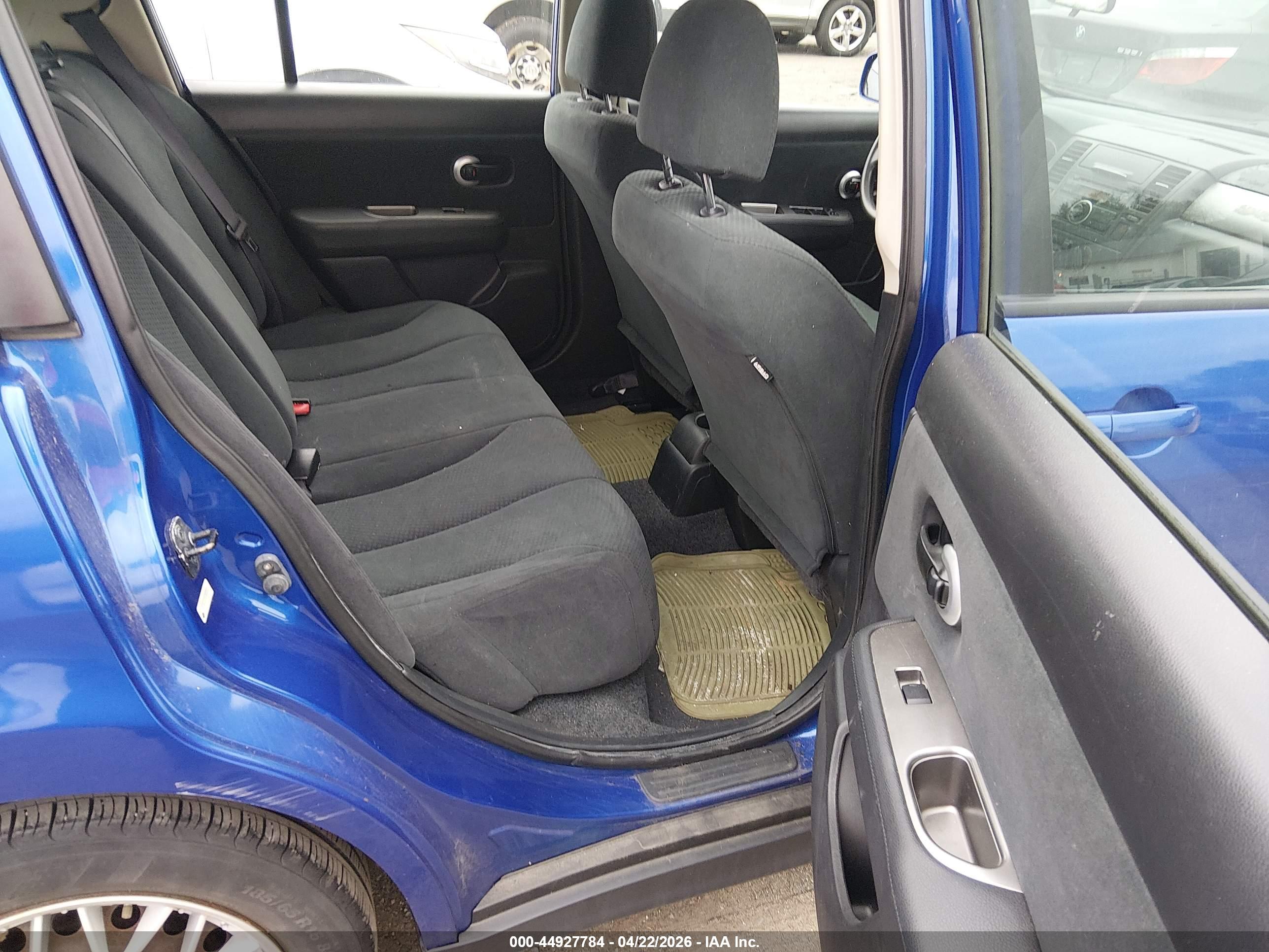 NISSAN VERSA image 8