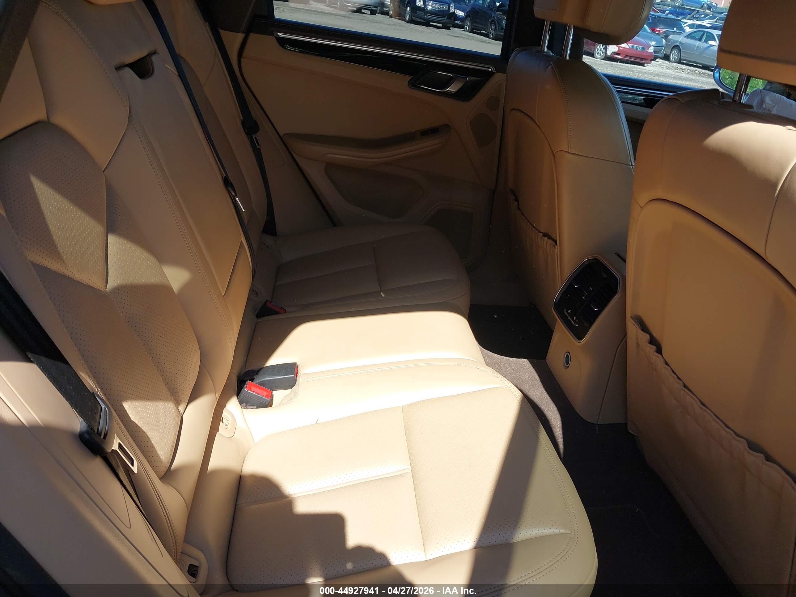 PORSCHE MACAN image 8