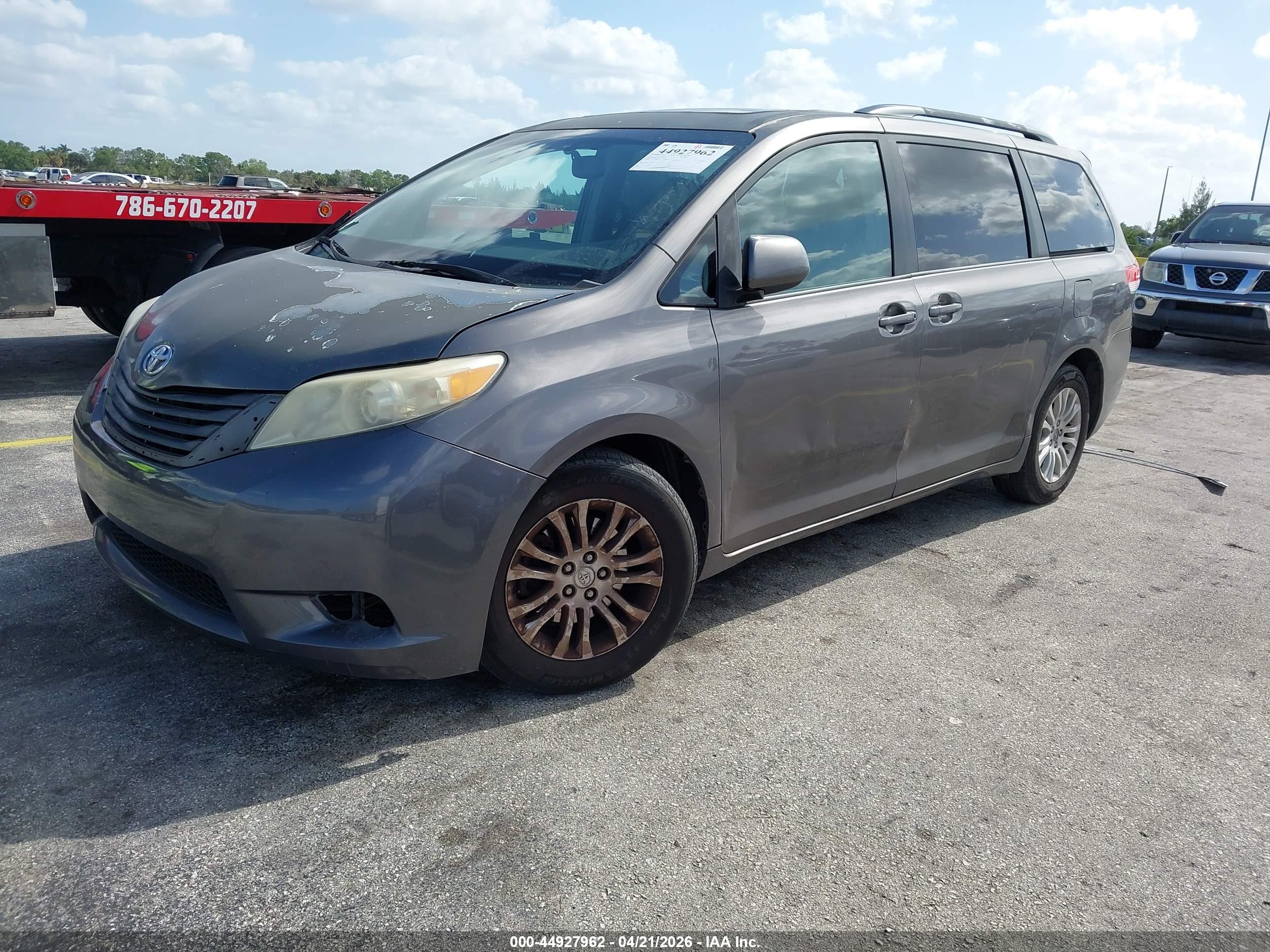 TOYOTA SIENNA image 2