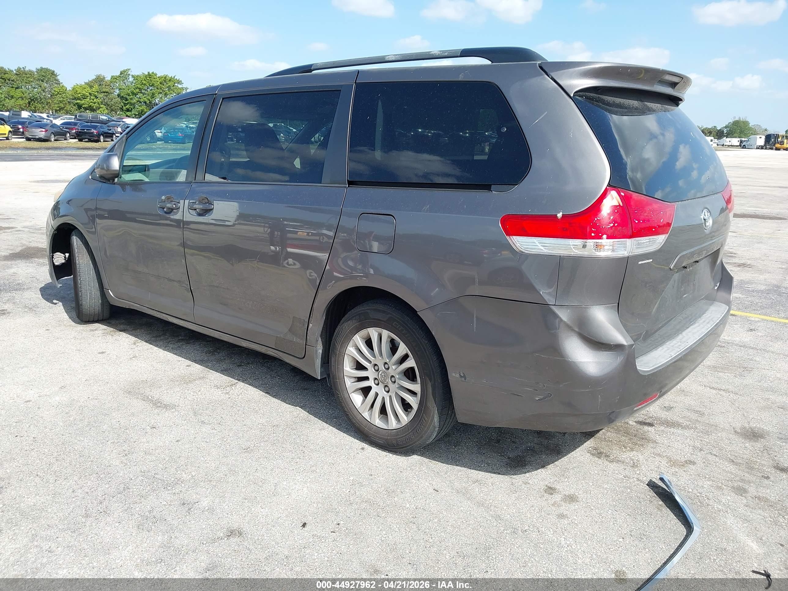TOYOTA SIENNA image 3