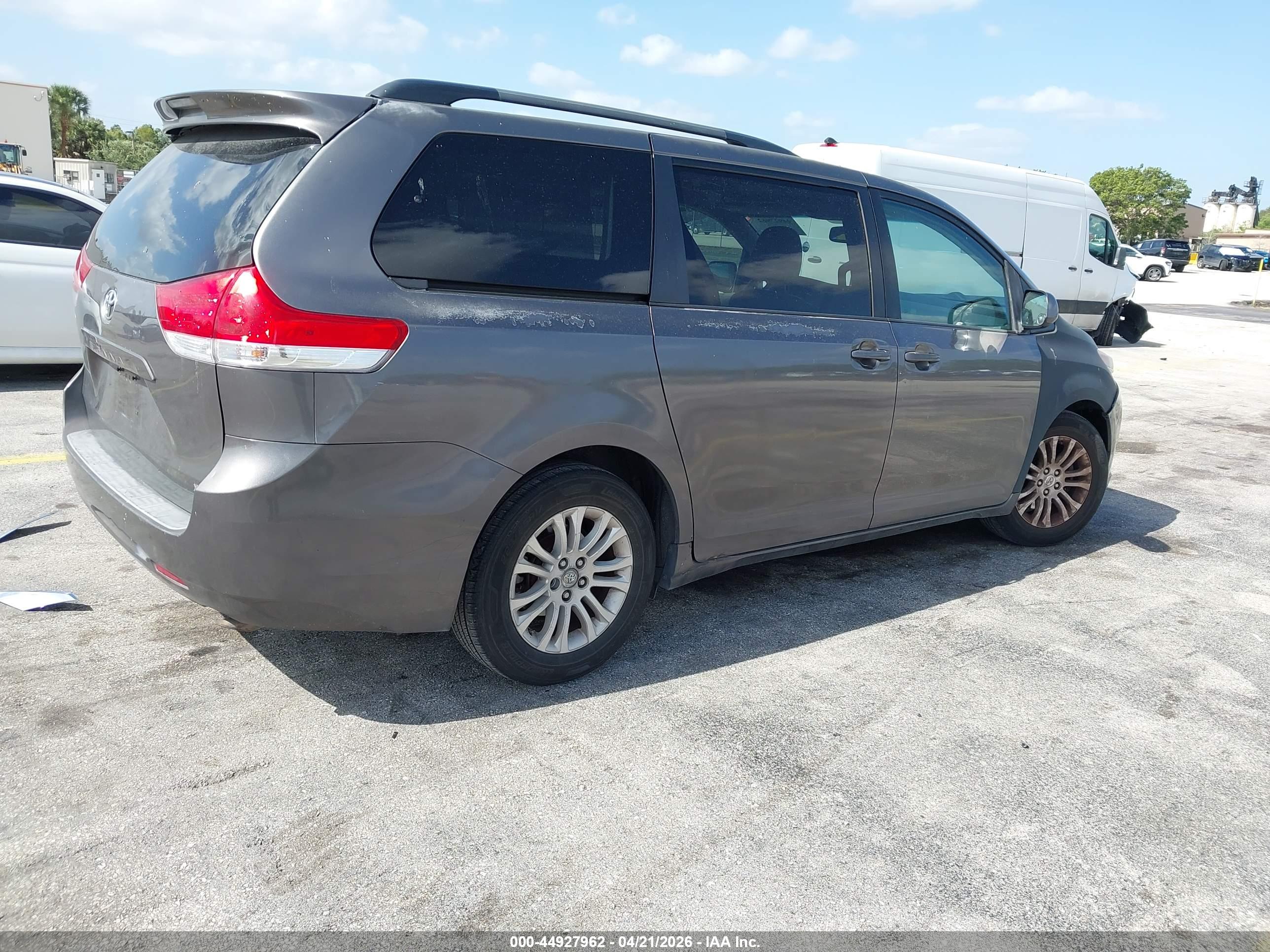TOYOTA SIENNA image 4