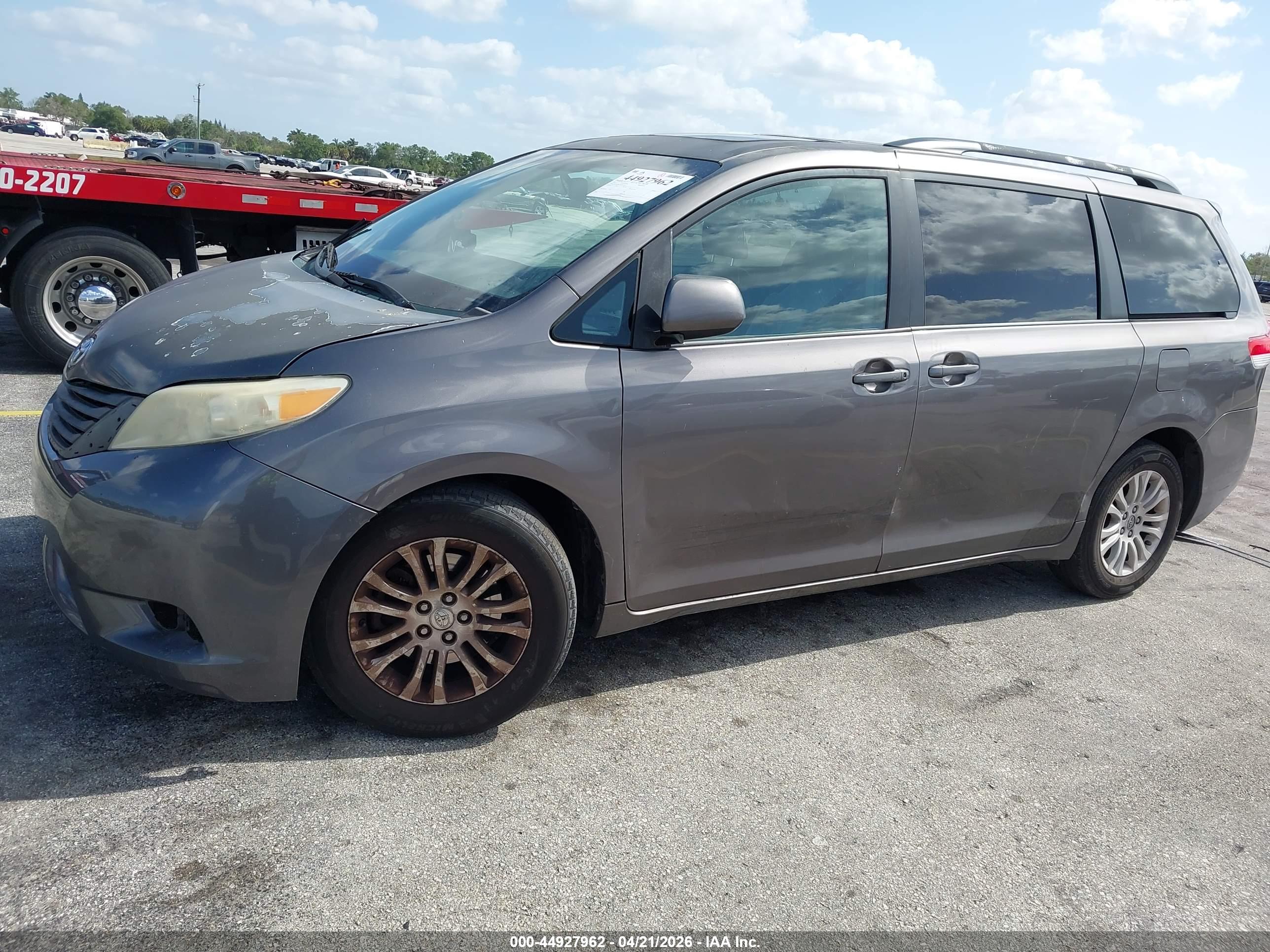 TOYOTA SIENNA image 6