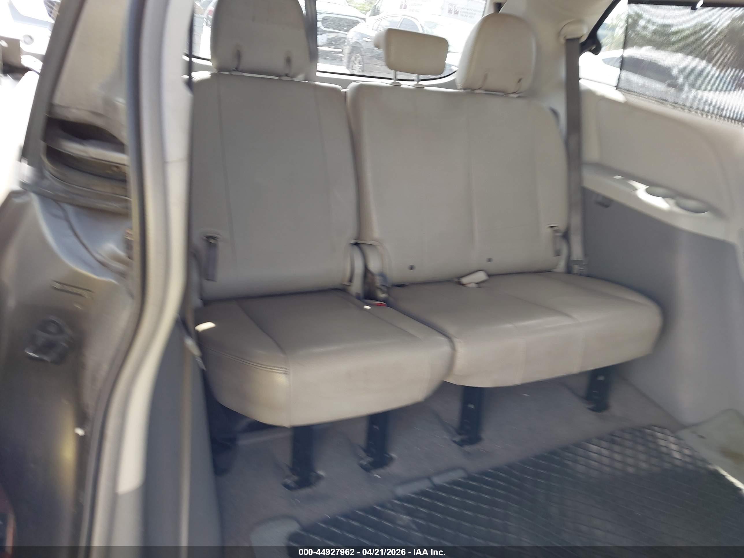 TOYOTA SIENNA image 8