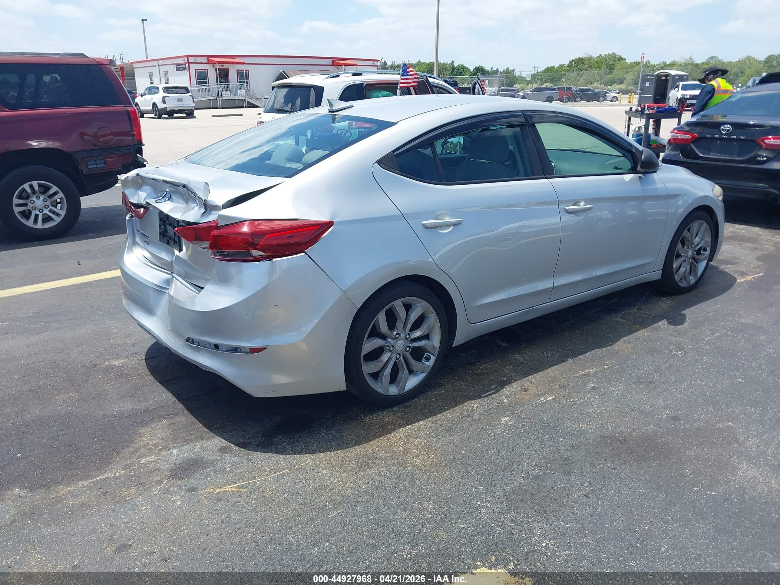 HYUNDAI ELANTRA image 4