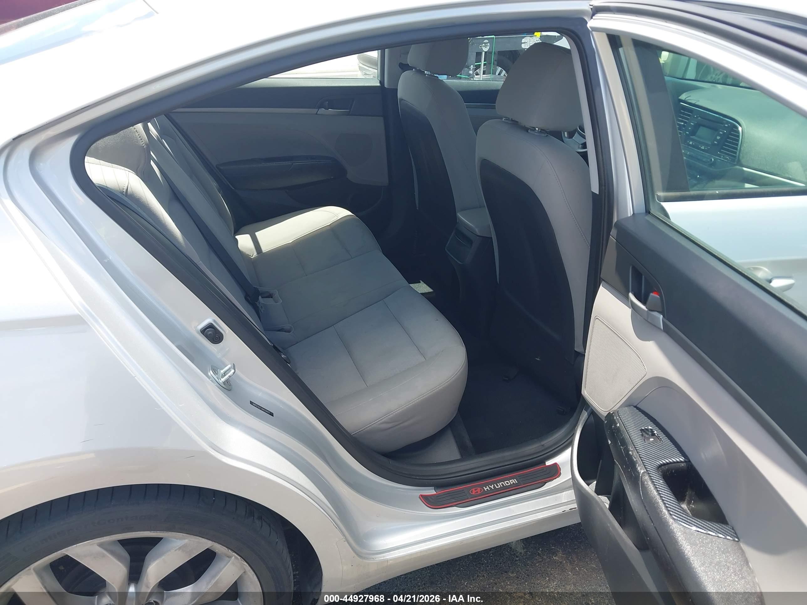 HYUNDAI ELANTRA image 8