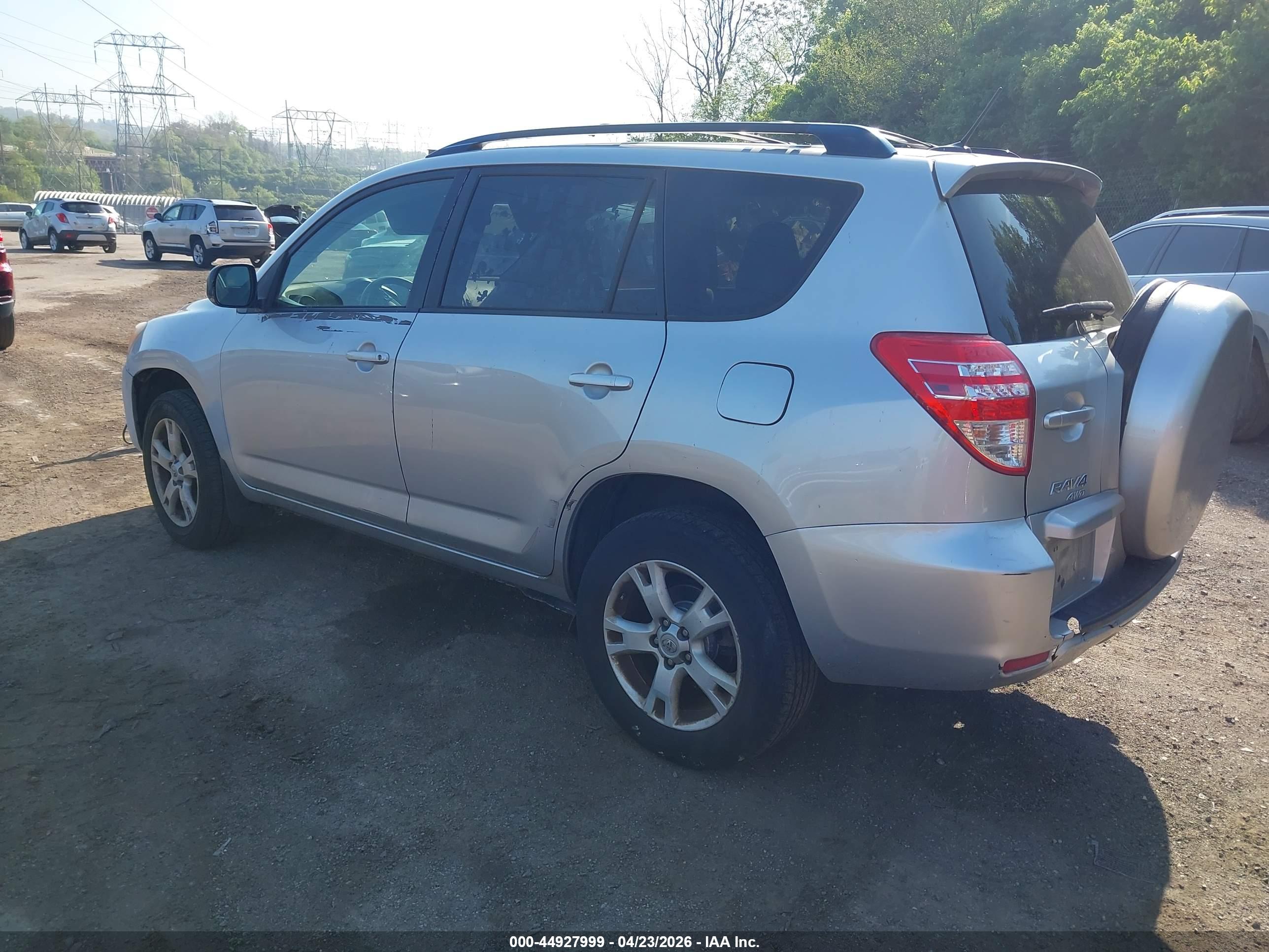 TOYOTA RAV4 image 3
