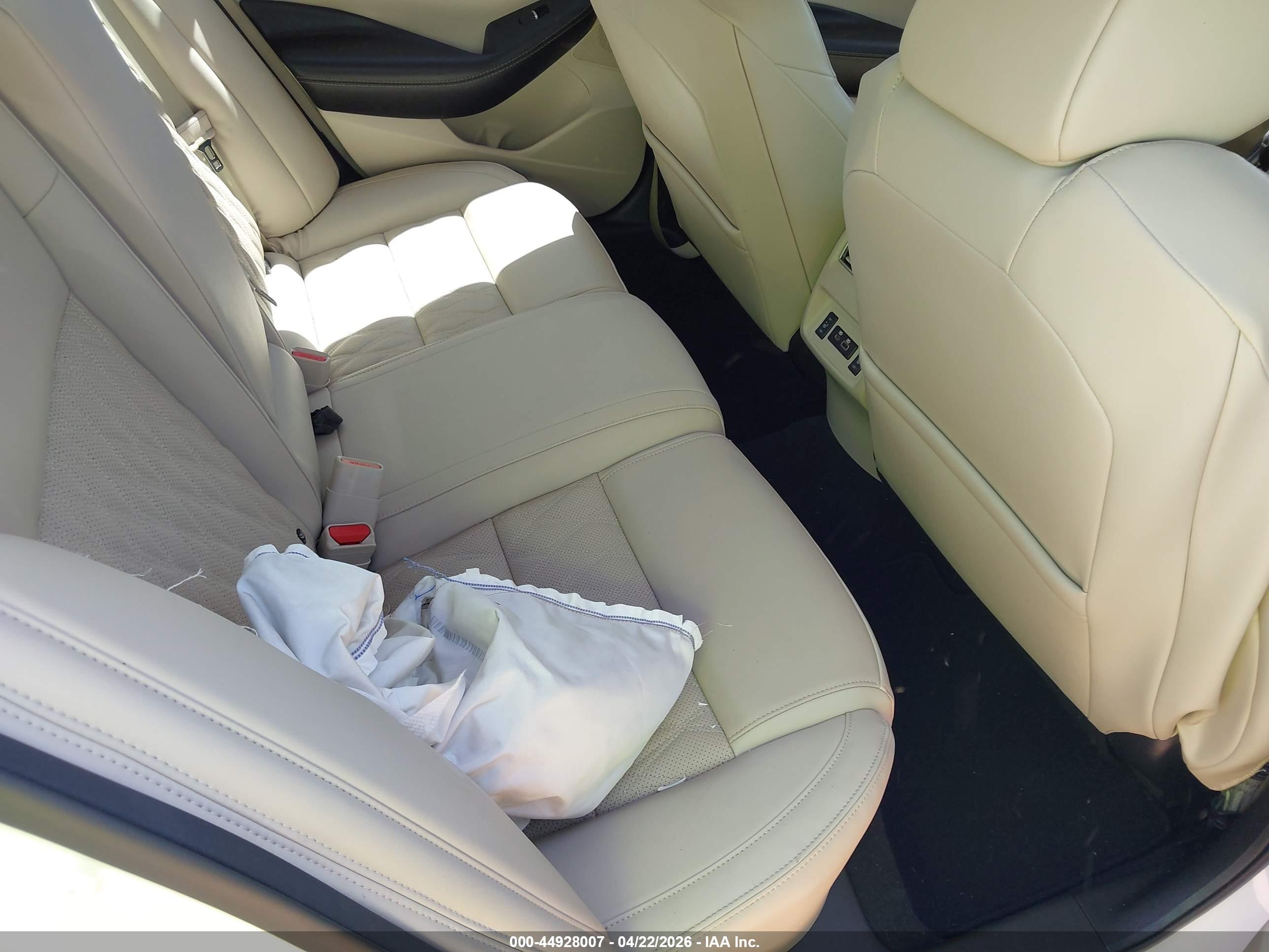 NISSAN MAXIMA image 8