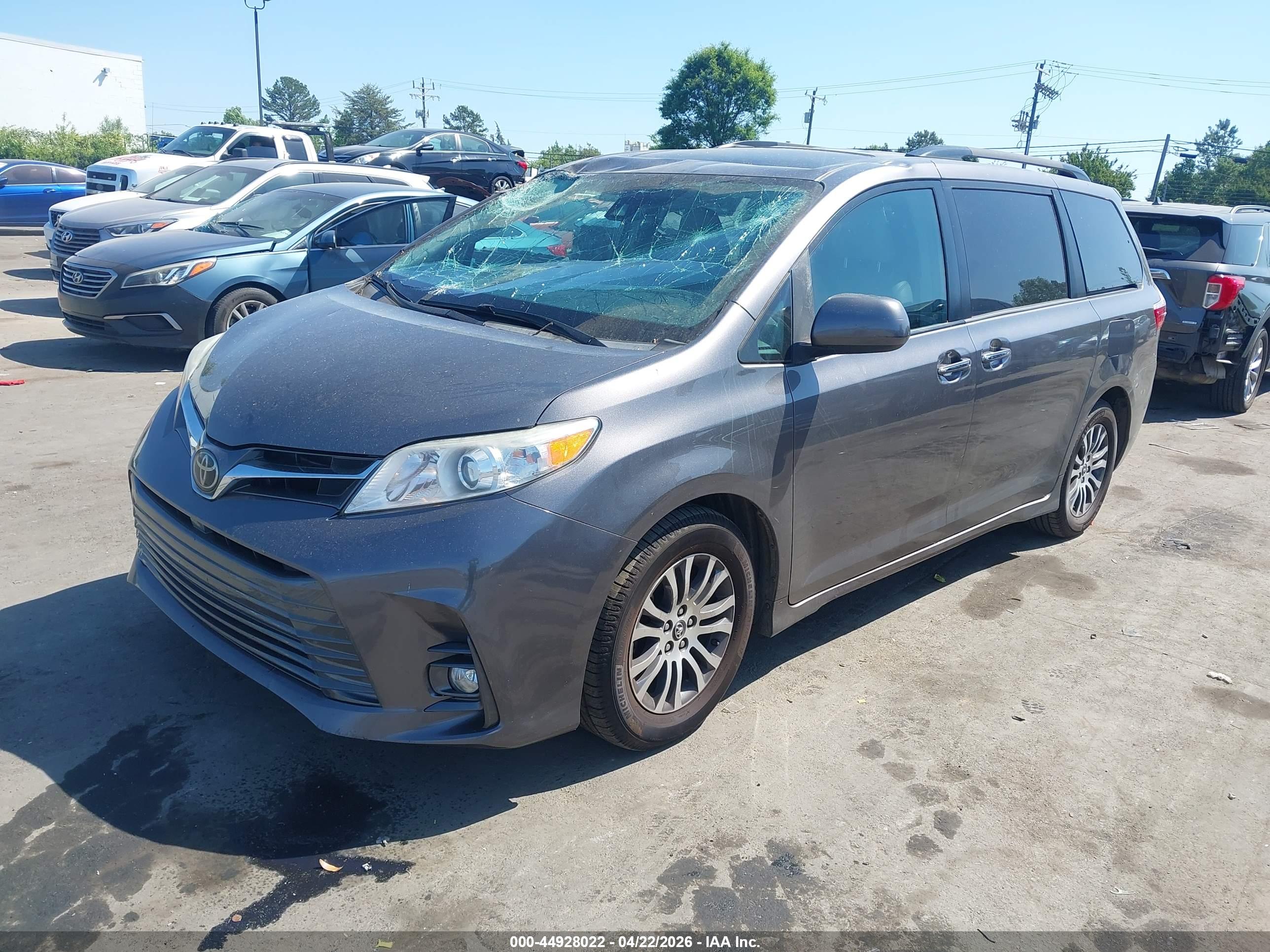 TOYOTA SIENNA image 2