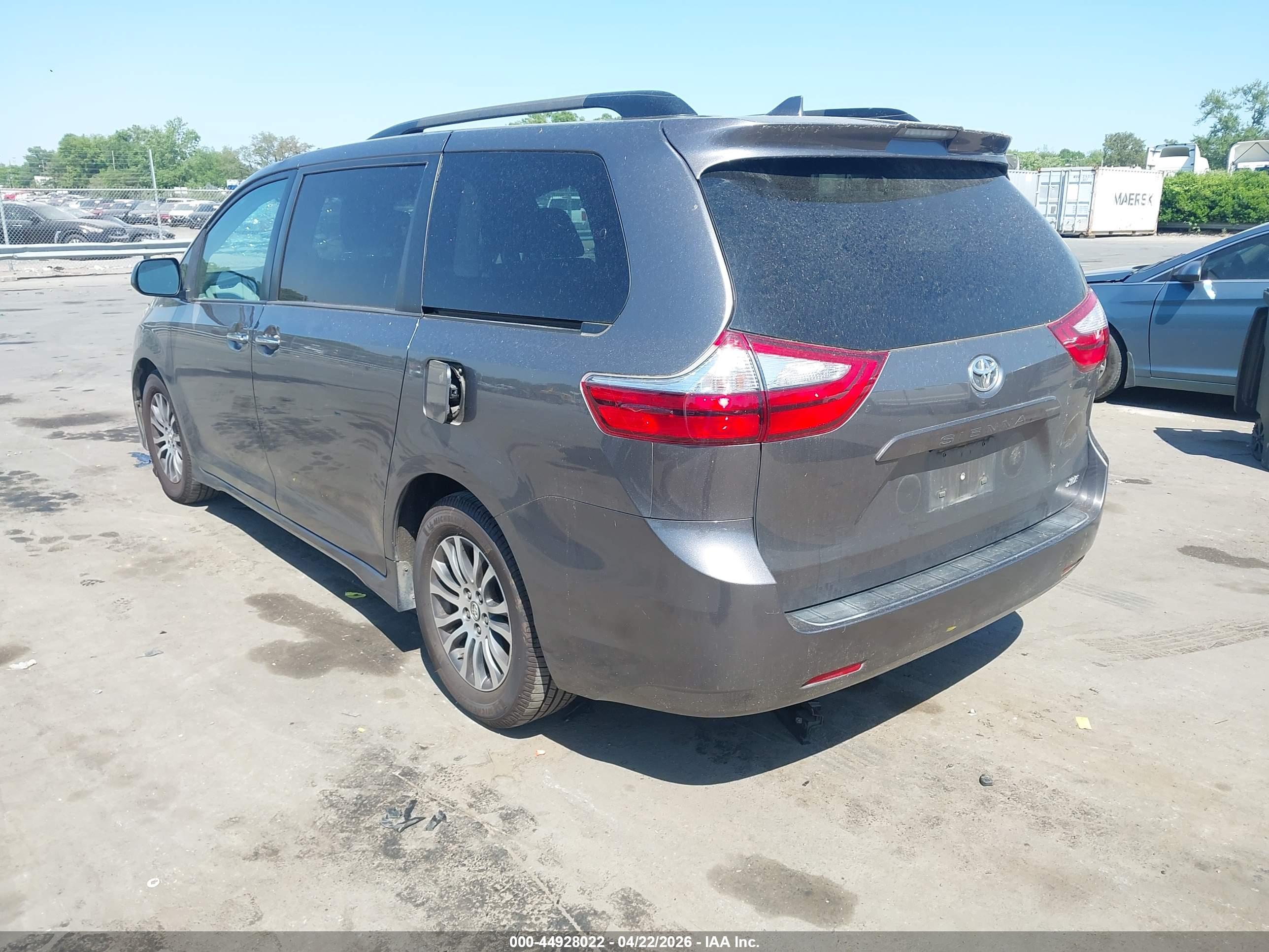 TOYOTA SIENNA image 3