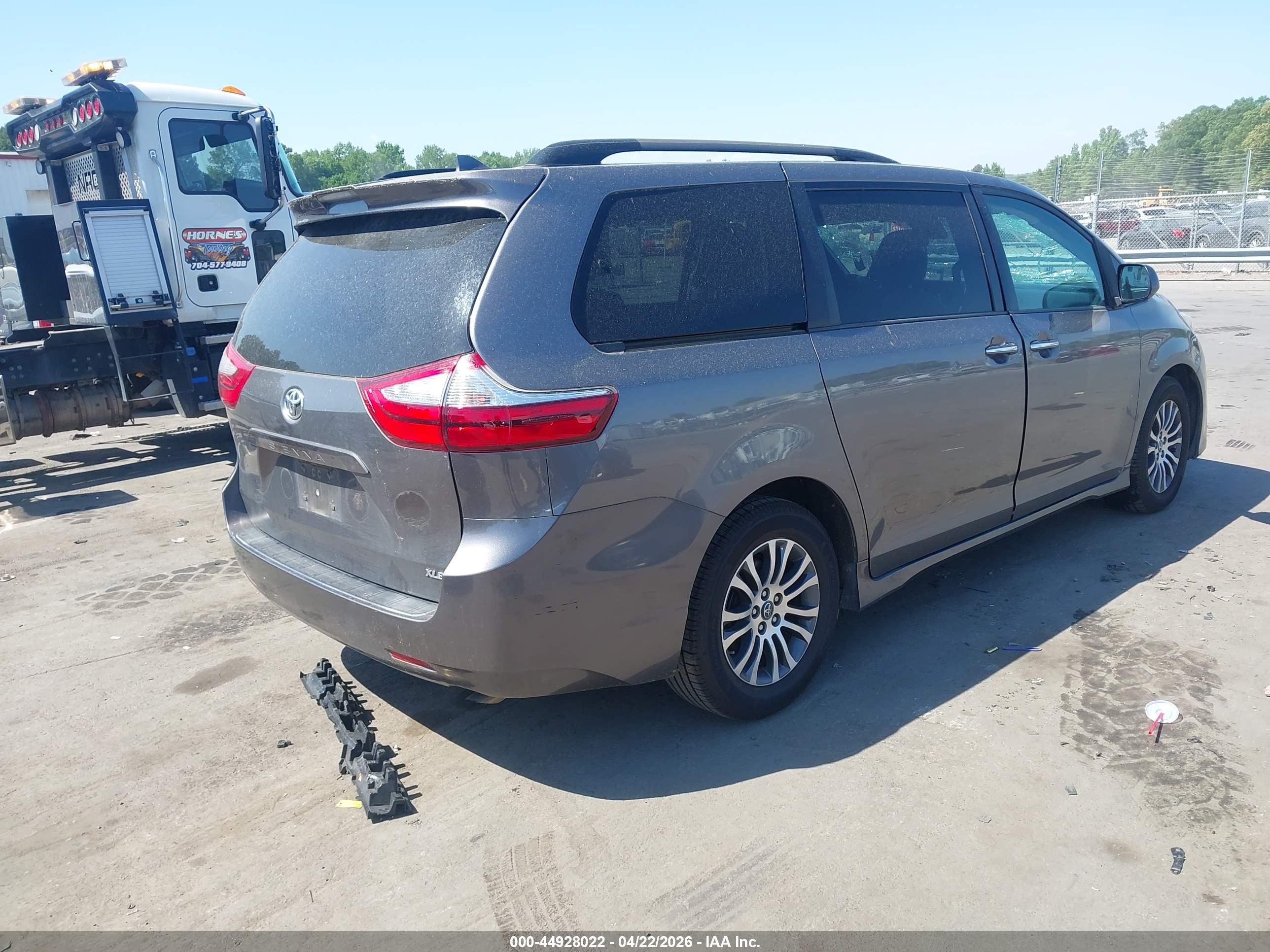 TOYOTA SIENNA image 4