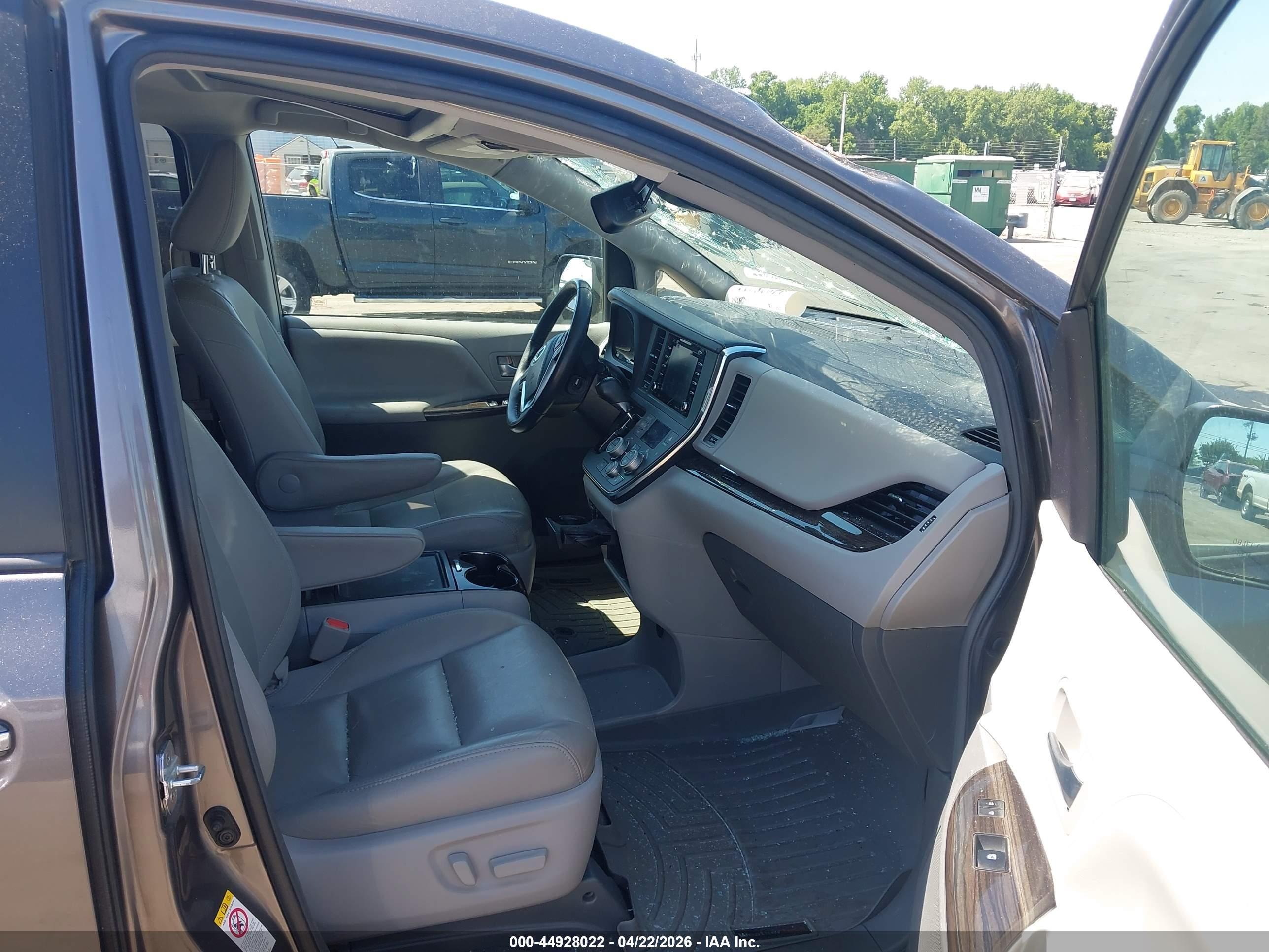 TOYOTA SIENNA image 5