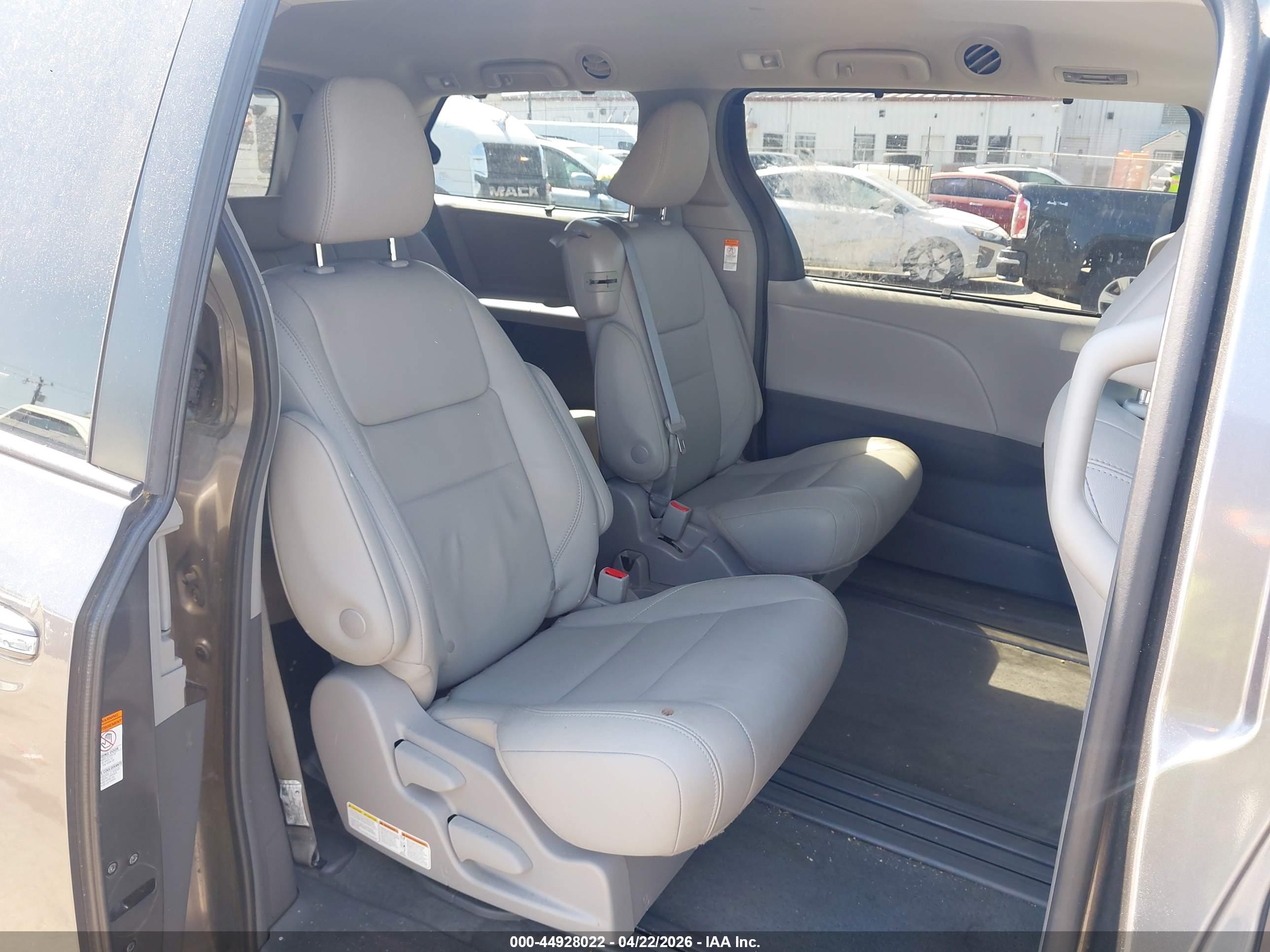 TOYOTA SIENNA image 8