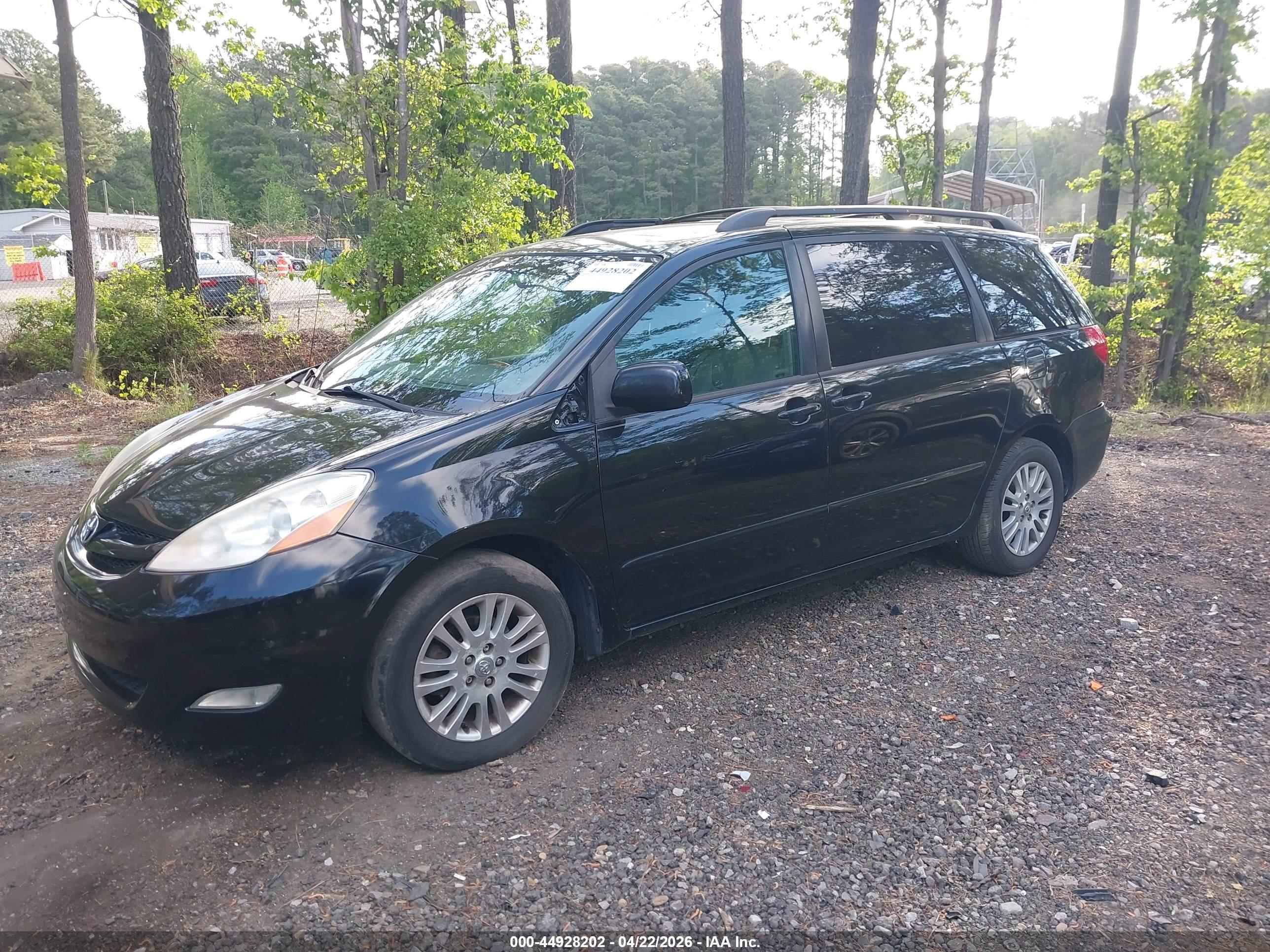 TOYOTA SIENNA image 2