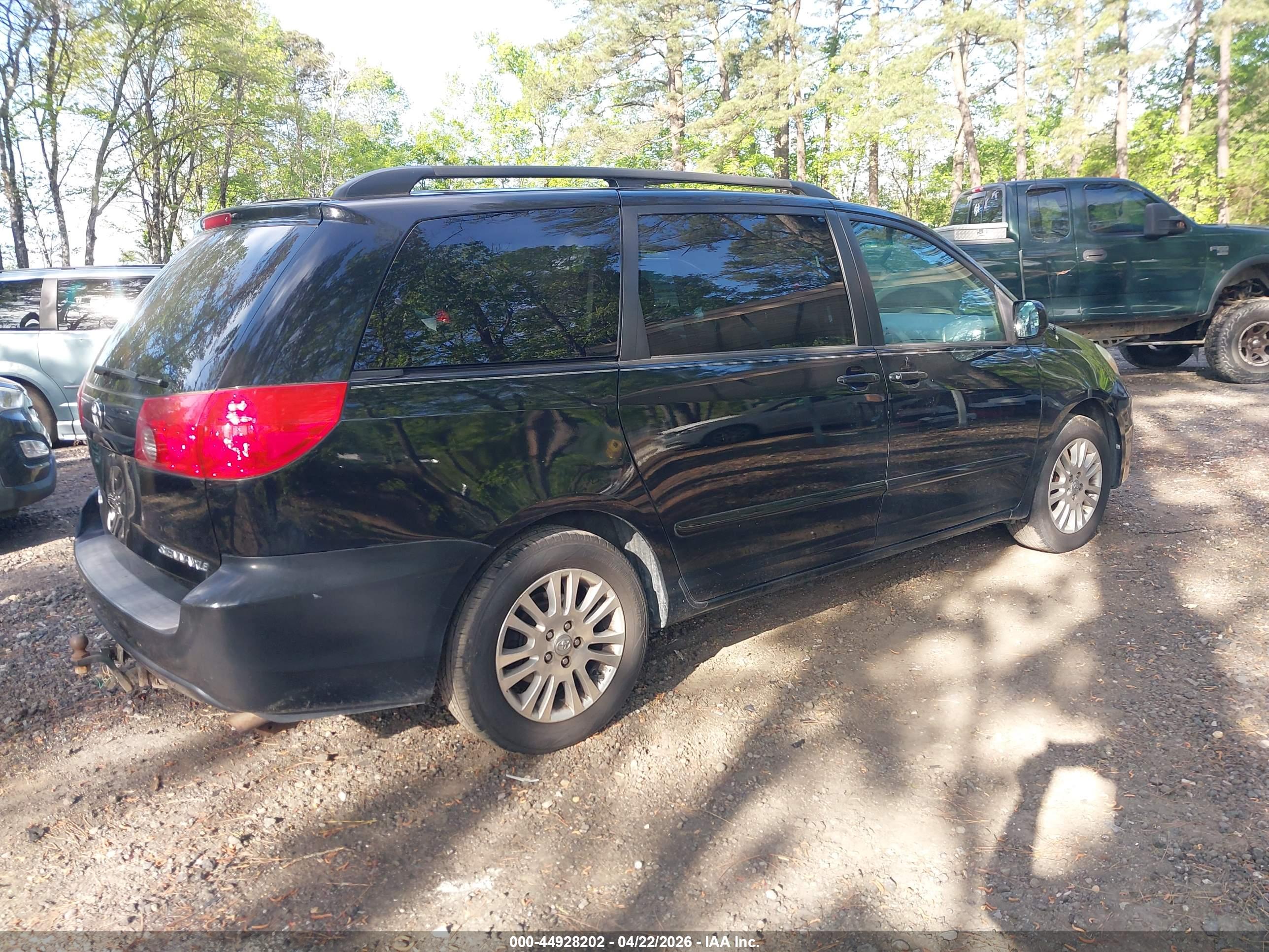 TOYOTA SIENNA image 4