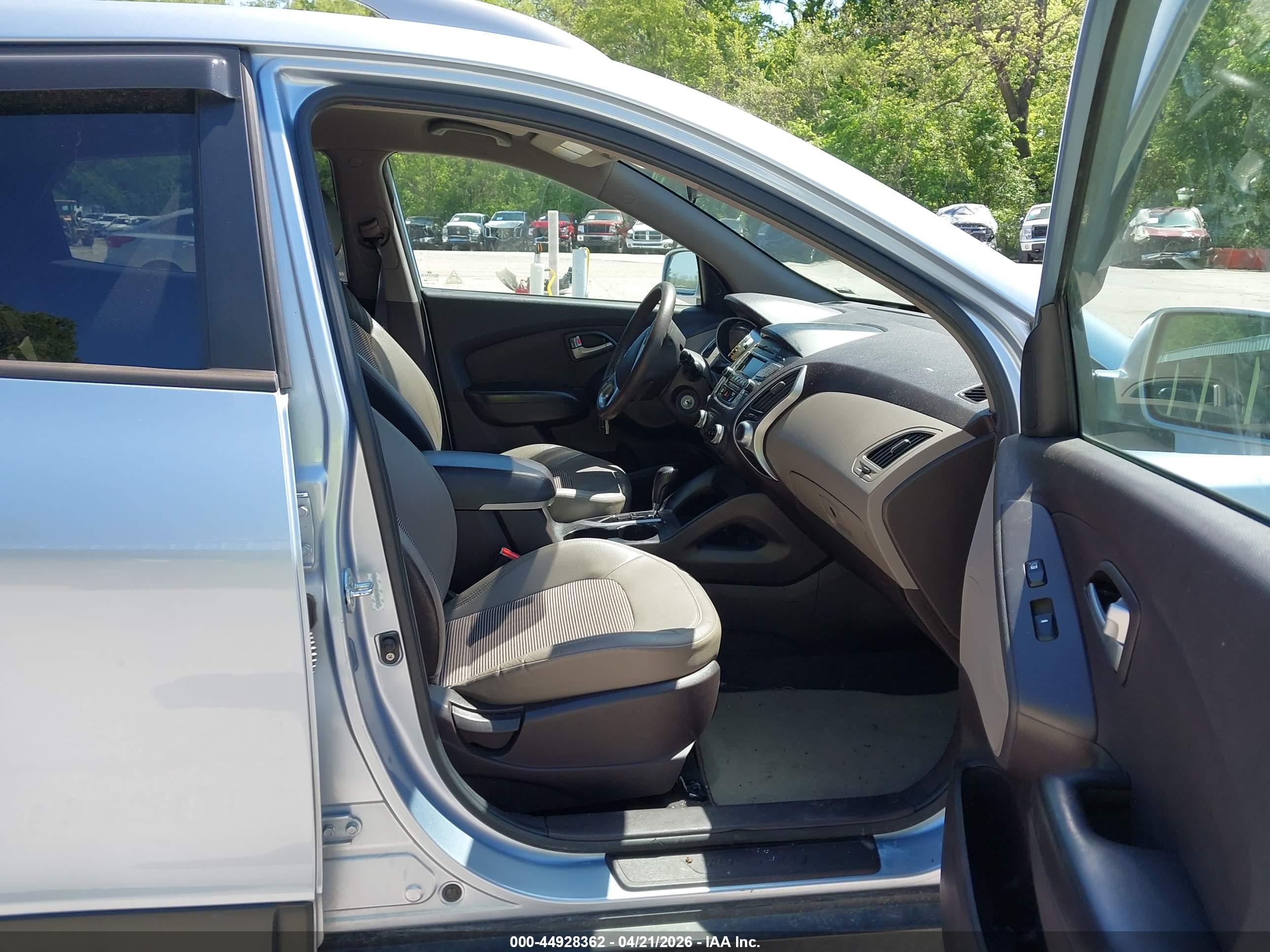 HYUNDAI TUCSON image 5