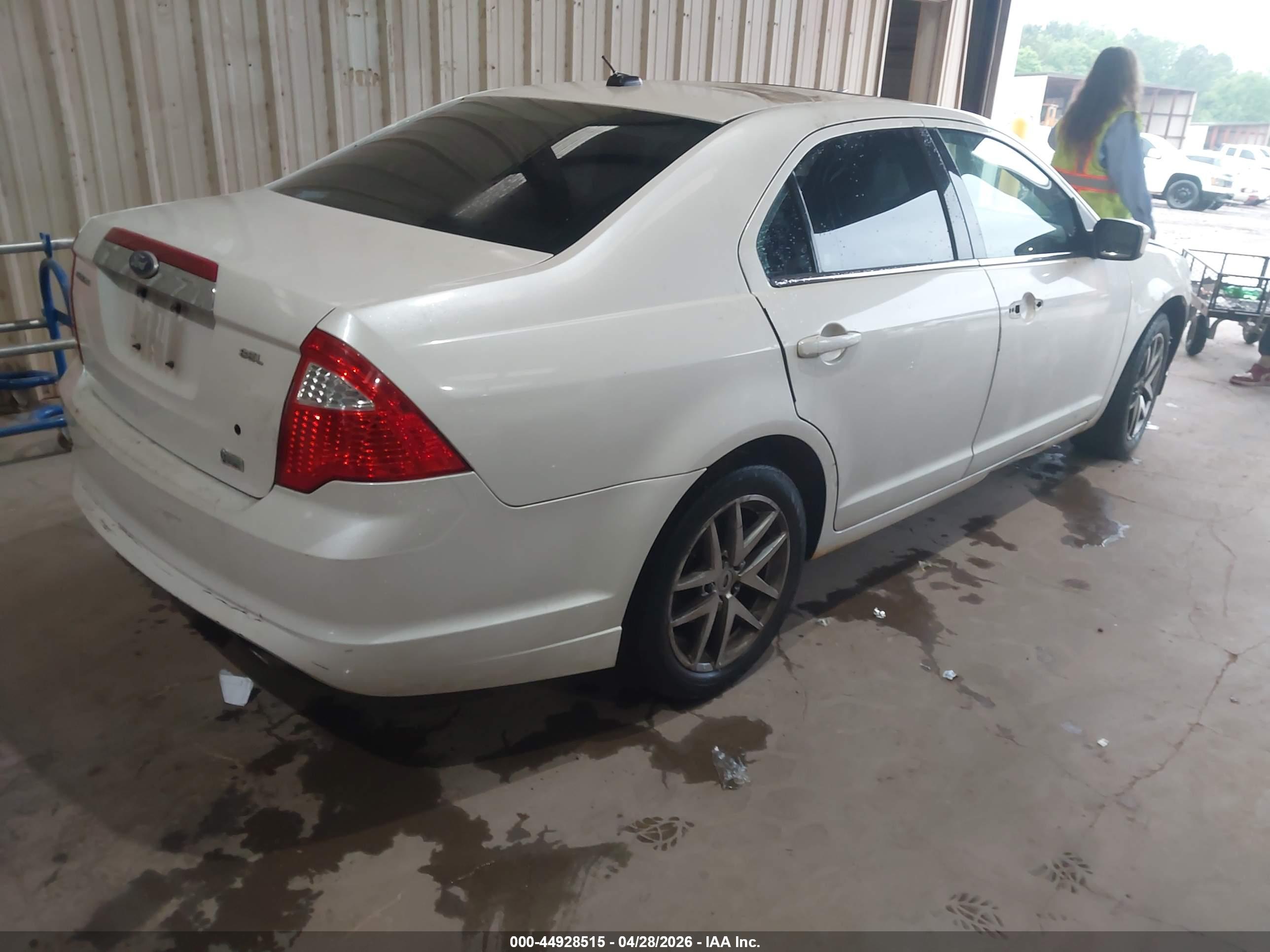 FORD FUSION image 4