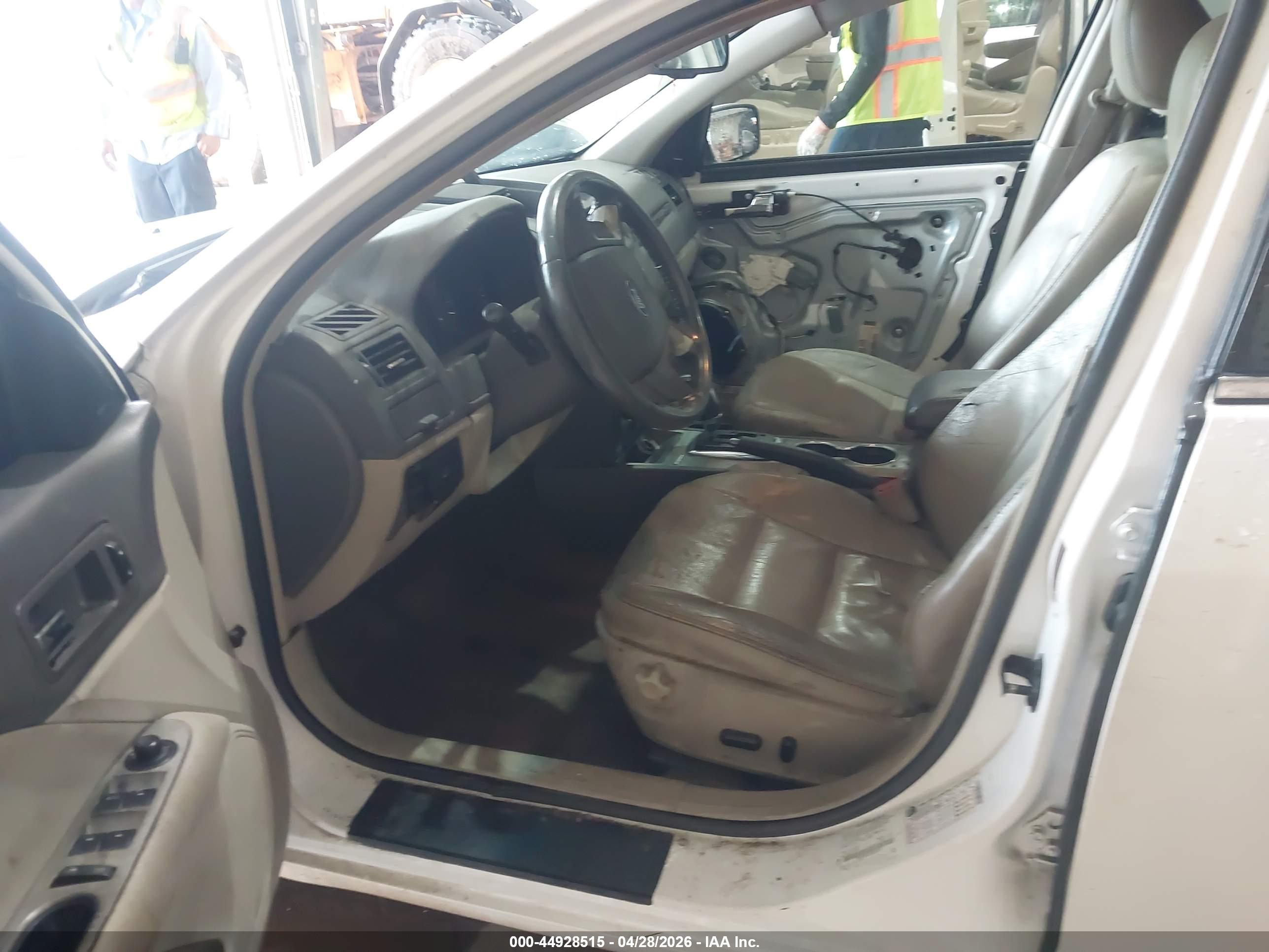 FORD FUSION image 5