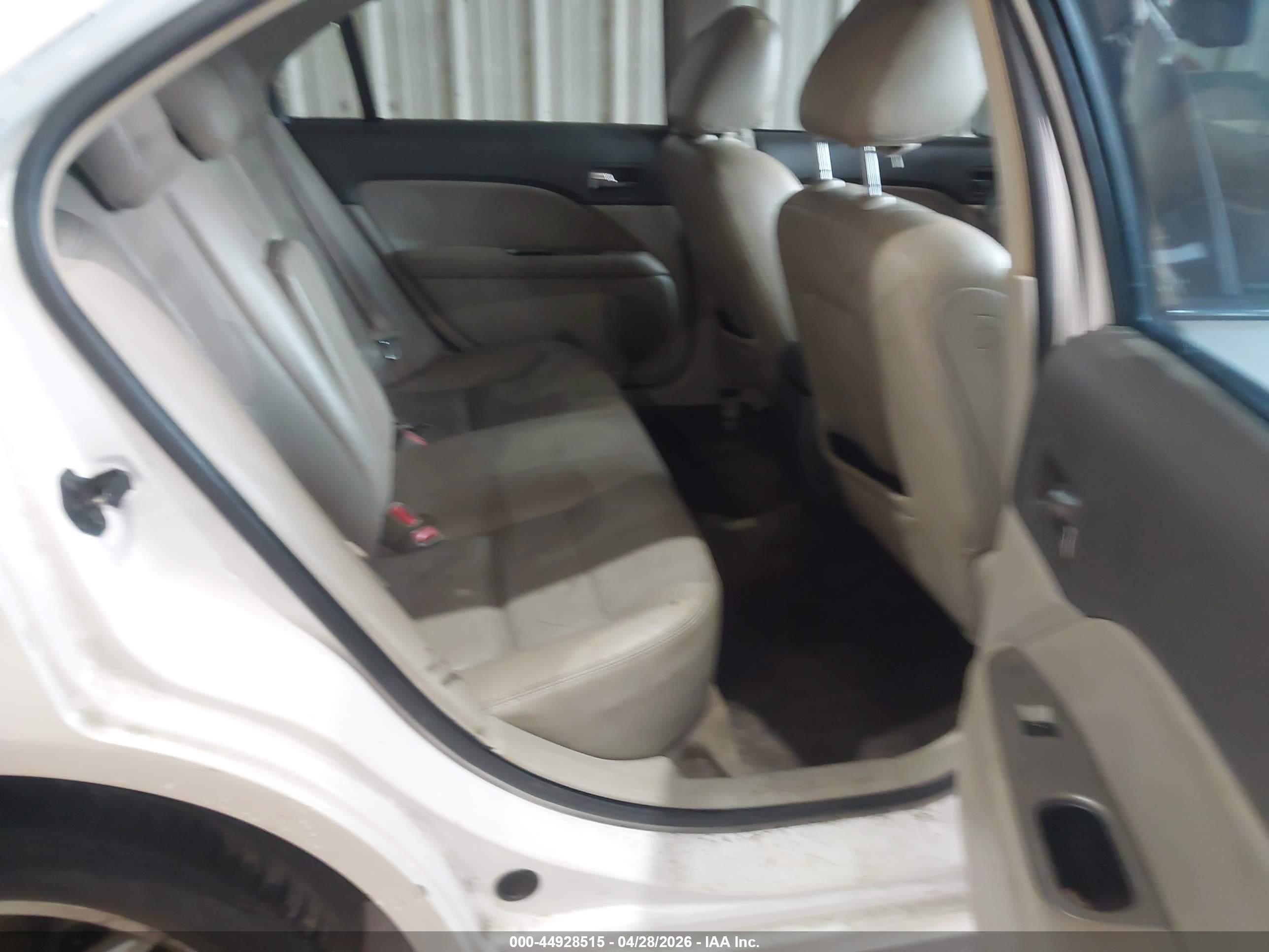 FORD FUSION image 8