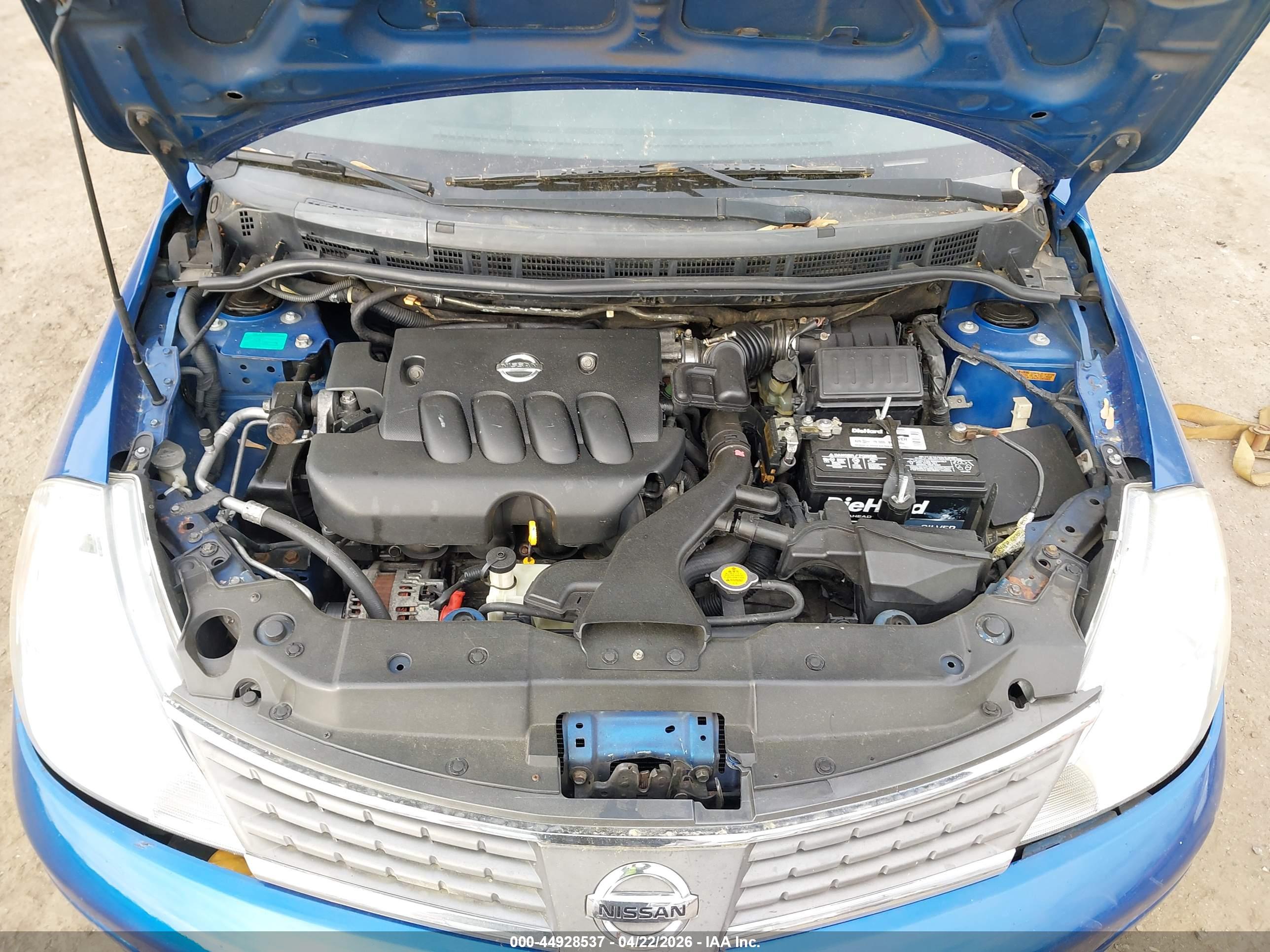 NISSAN VERSA image 10