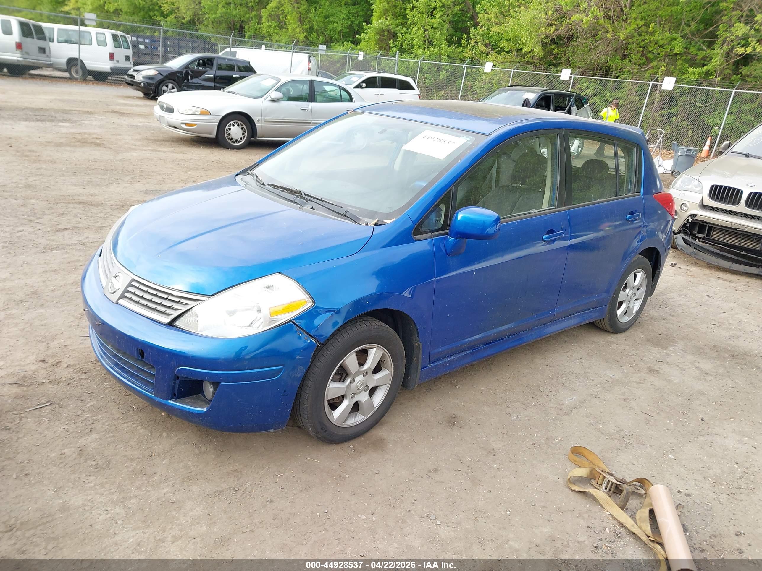 NISSAN VERSA image 2