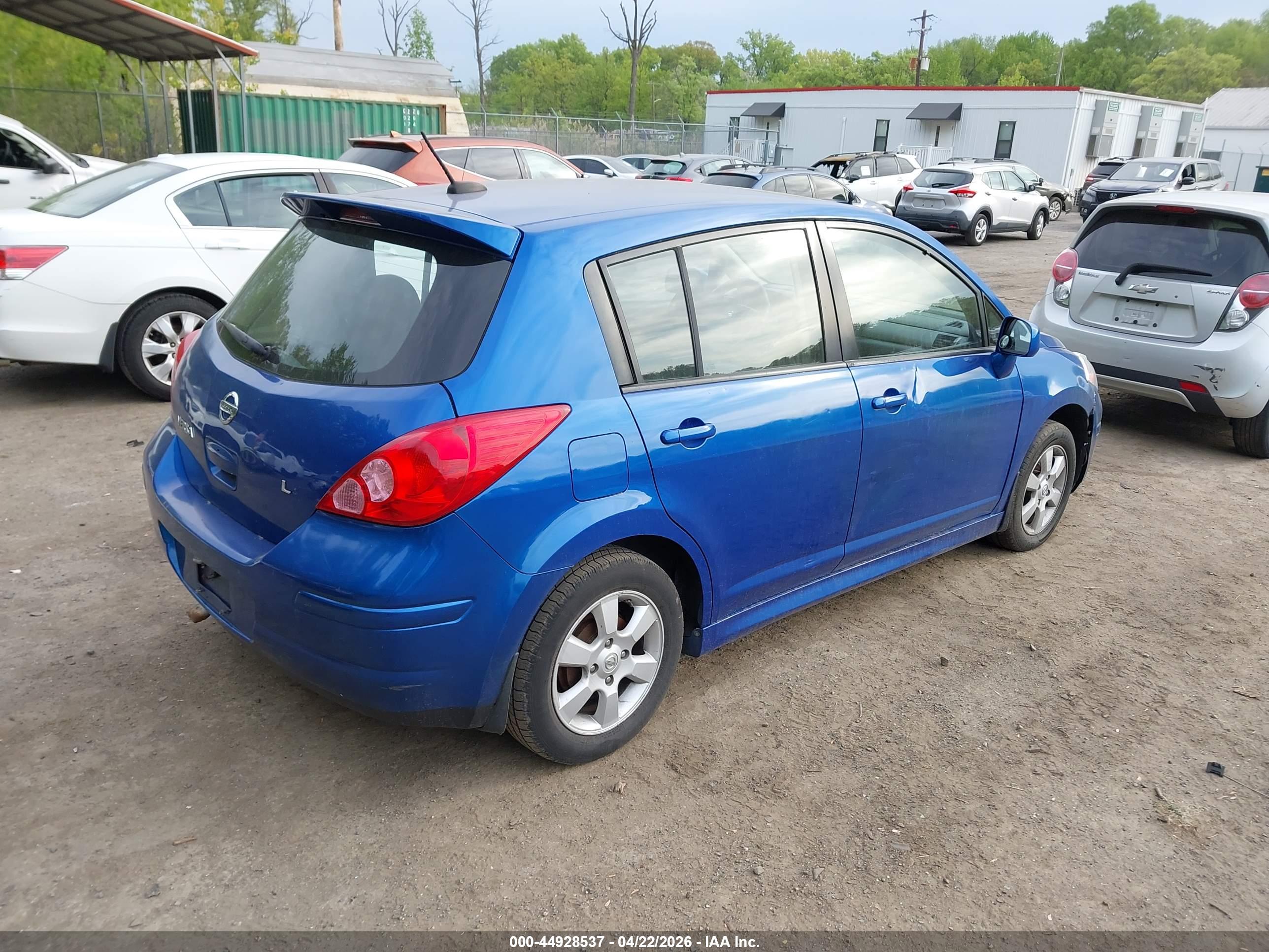 NISSAN VERSA image 4