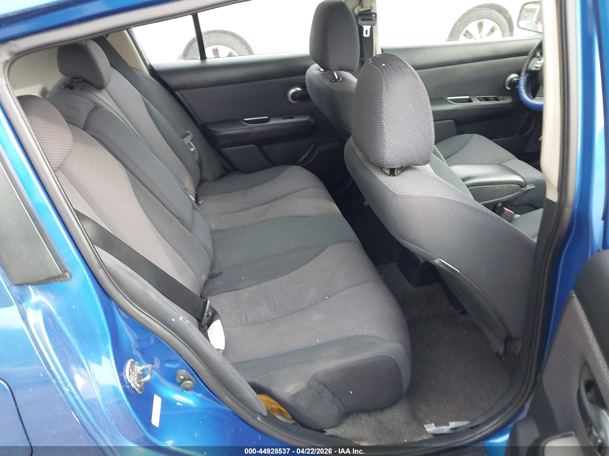 NISSAN VERSA image 8