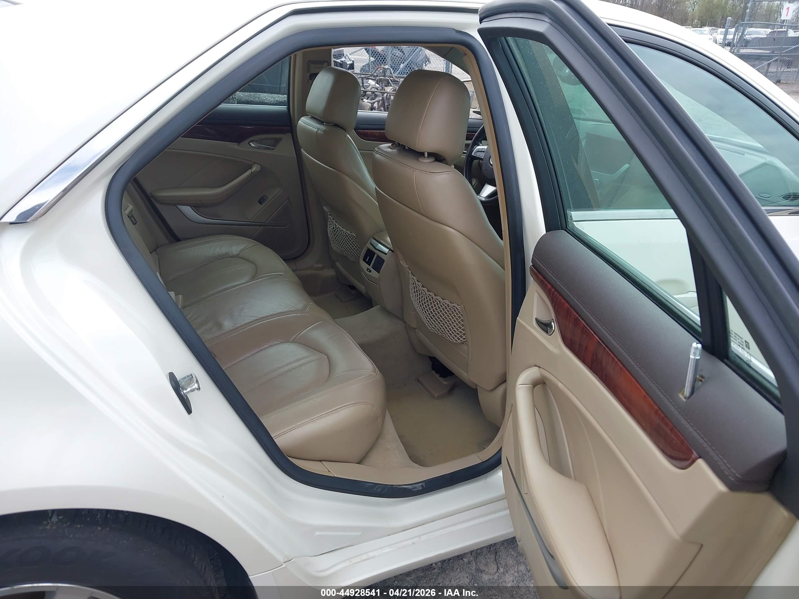 CADILLAC CTS image 8