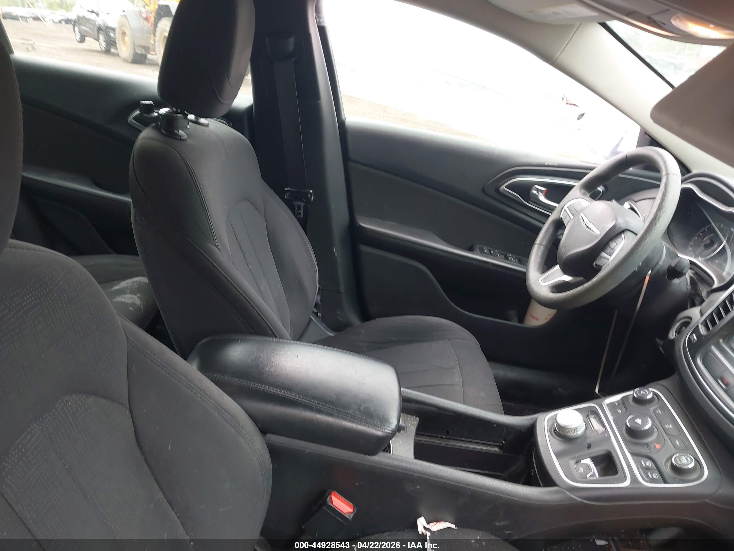 CHRYSLER 200 image 5