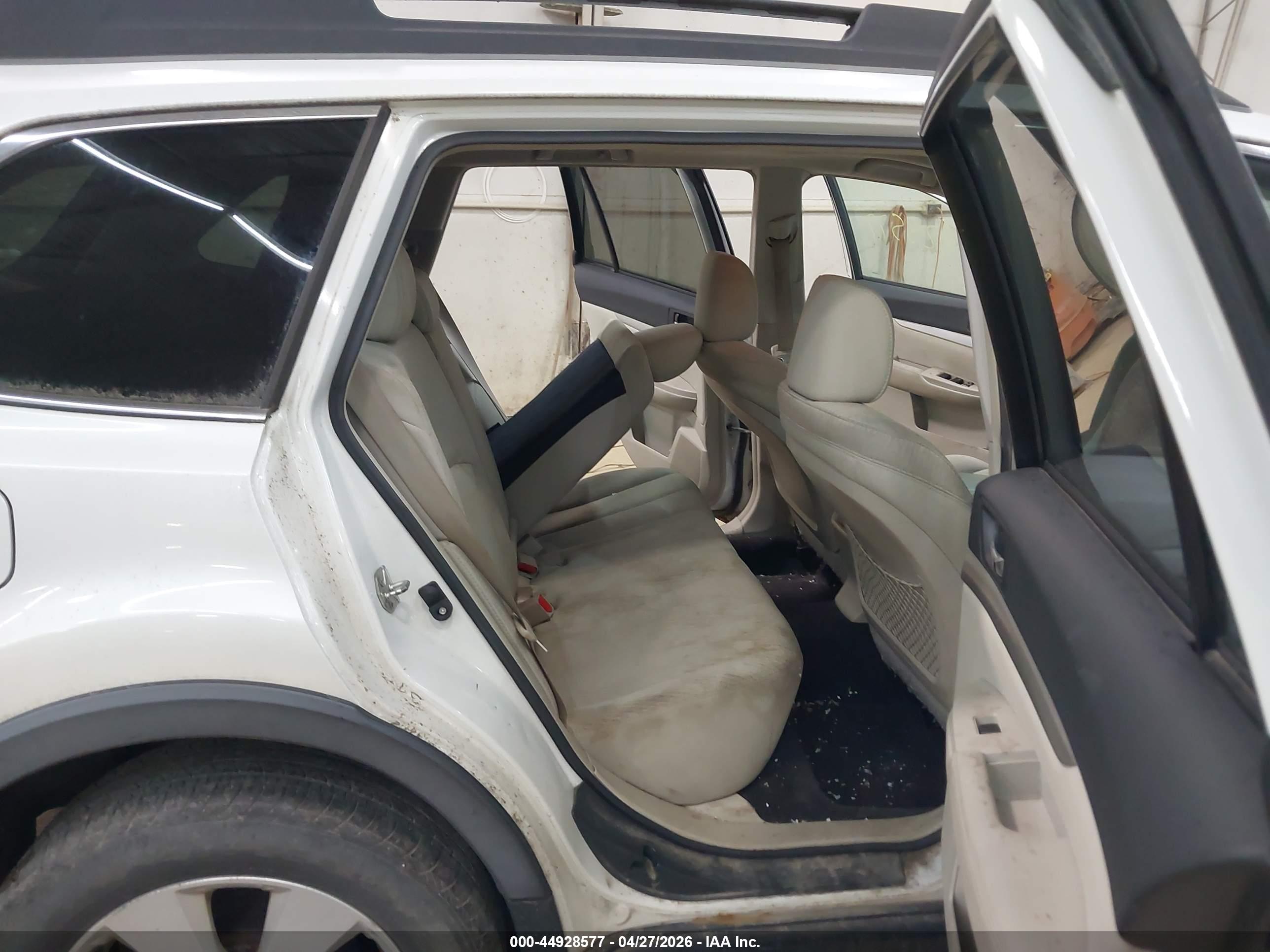 SUBARU OUTBACK image 8