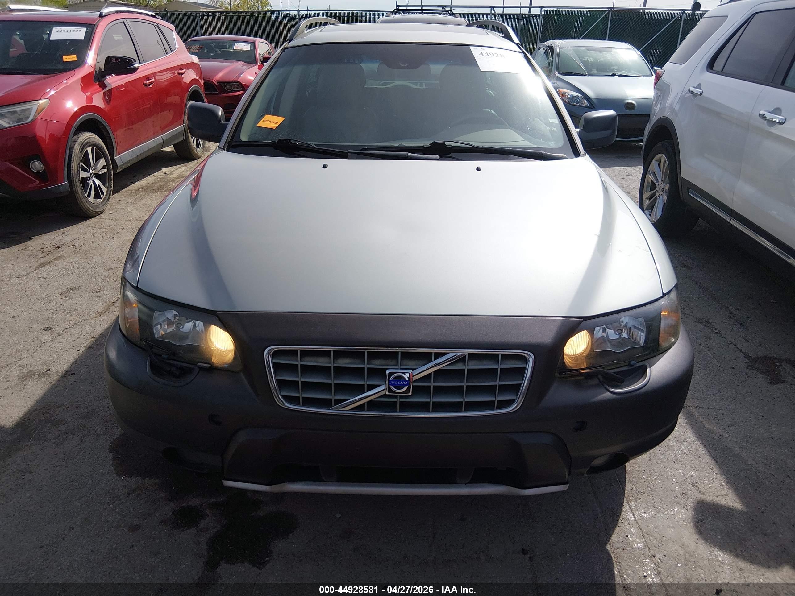 VOLVO XC70 image 6