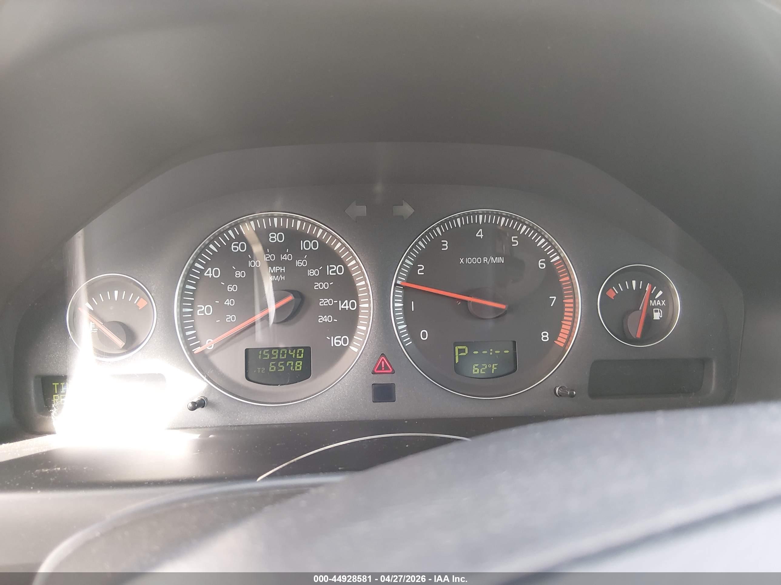 VOLVO XC70 image 7