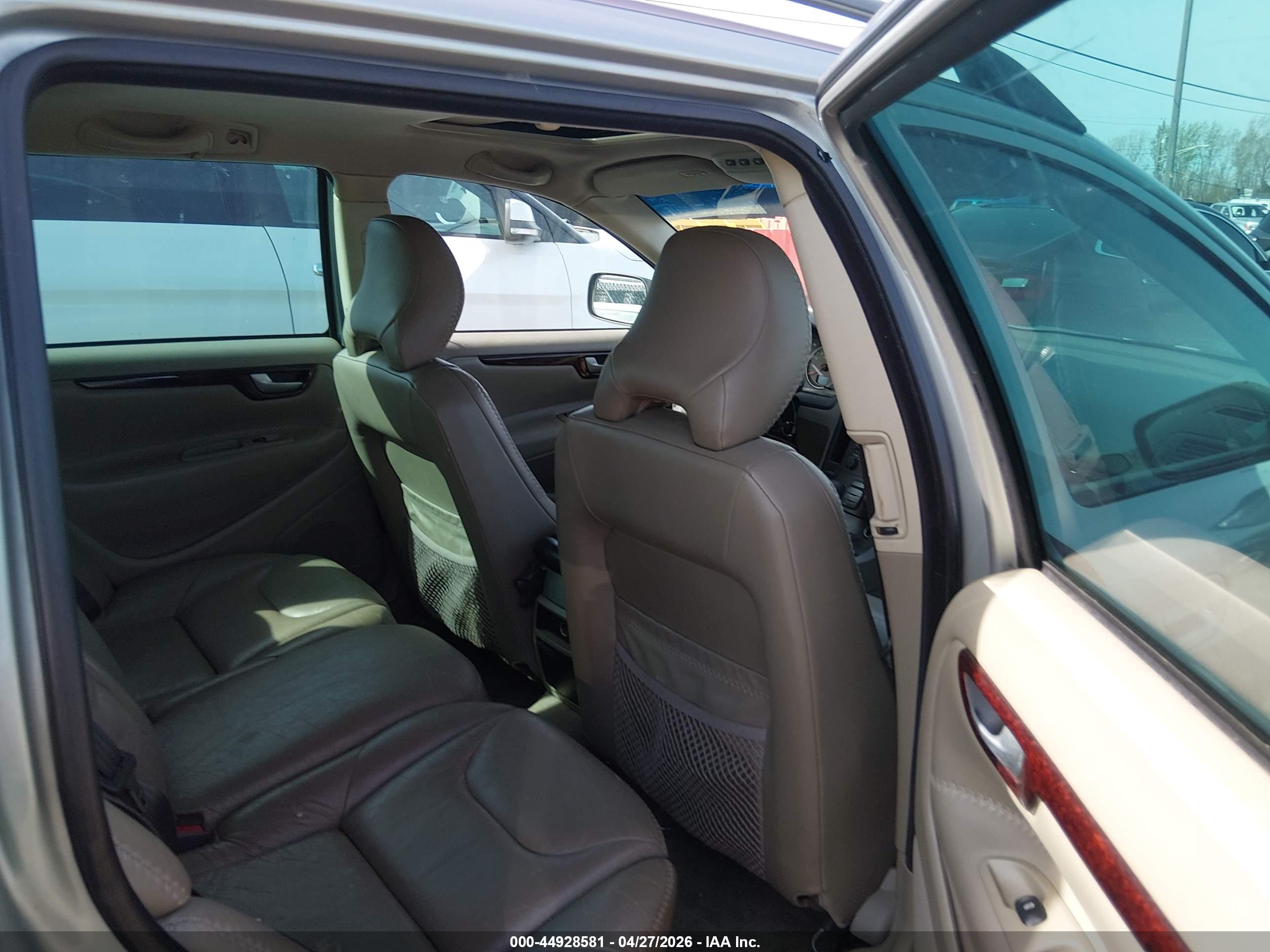 VOLVO XC70 image 8