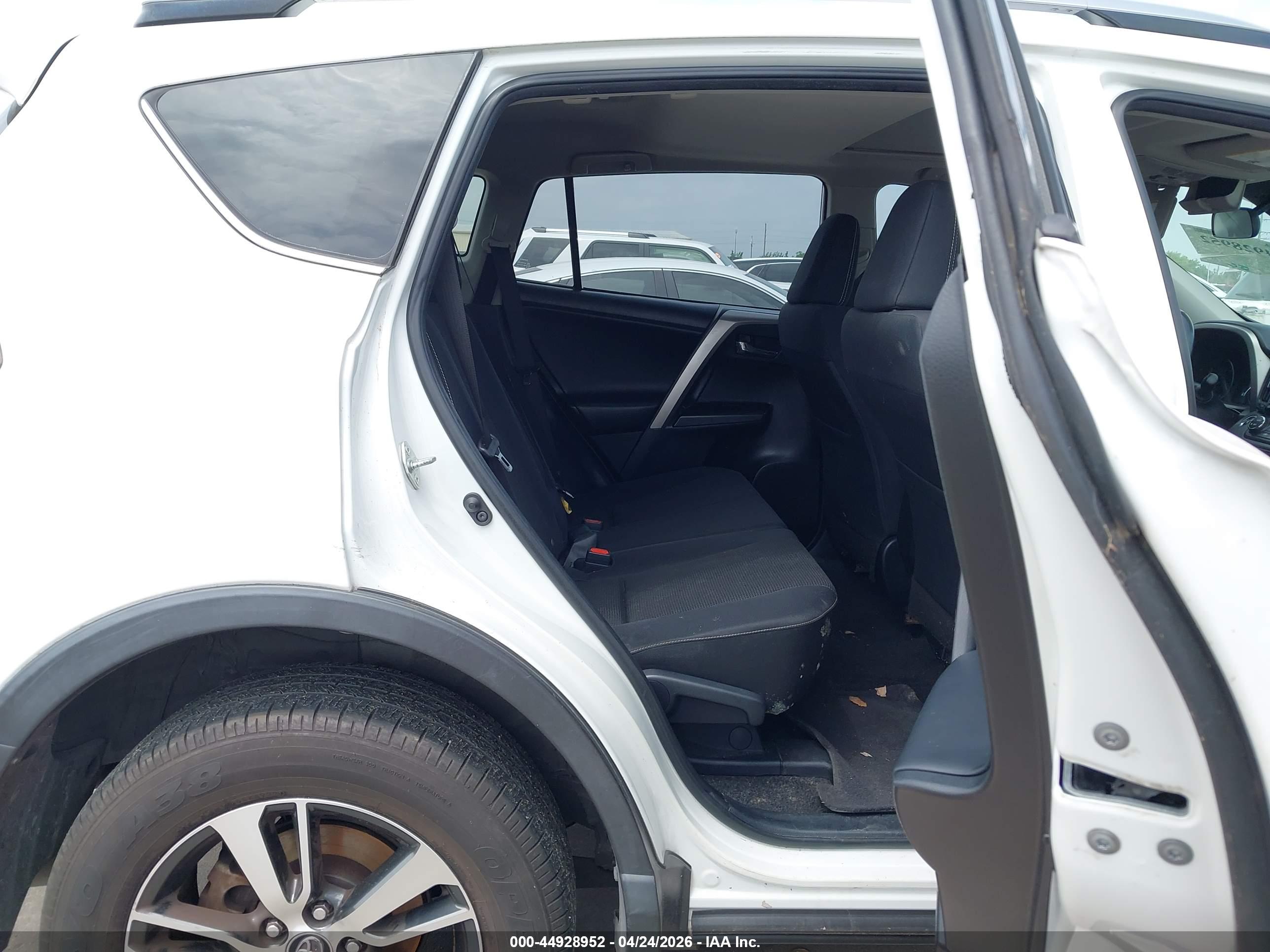 TOYOTA RAV4 image 8