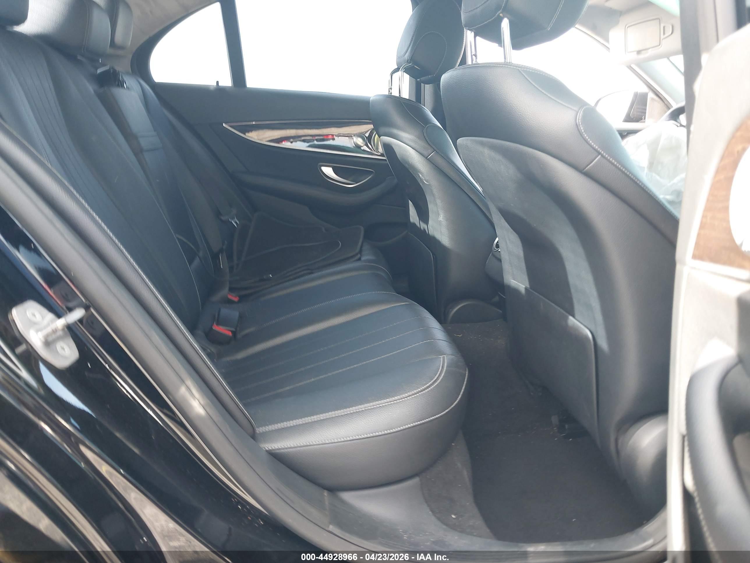 MERCEDES-BENZ E image 8
