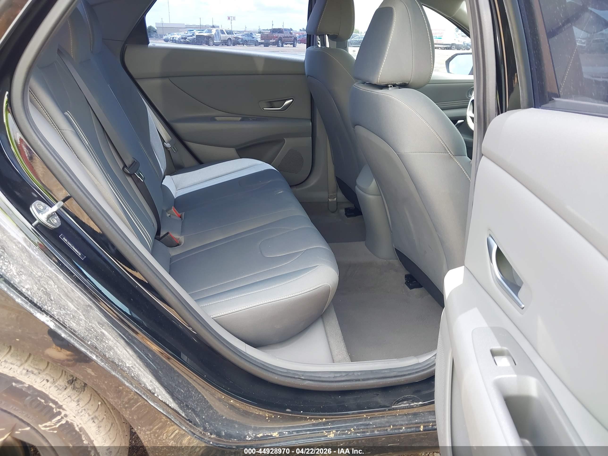 HYUNDAI ELANTRA image 8