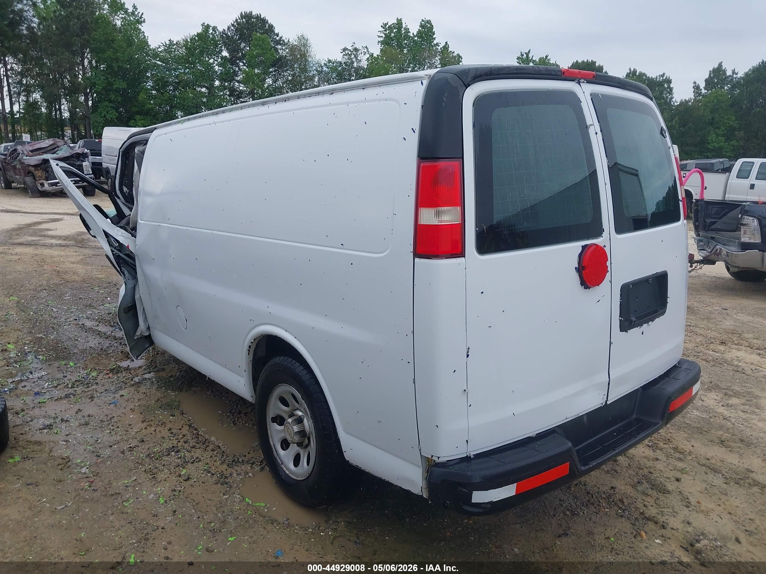 CHEVROLET EXPRESS image 3