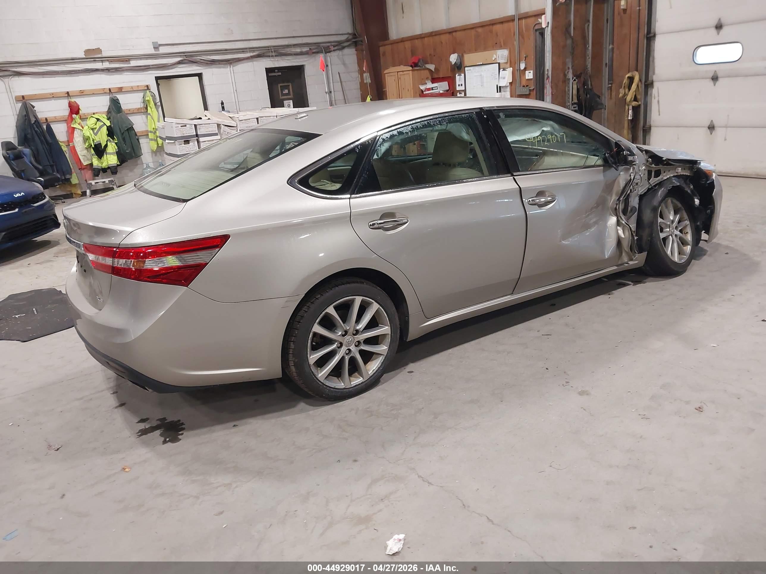 TOYOTA AVALON image 4