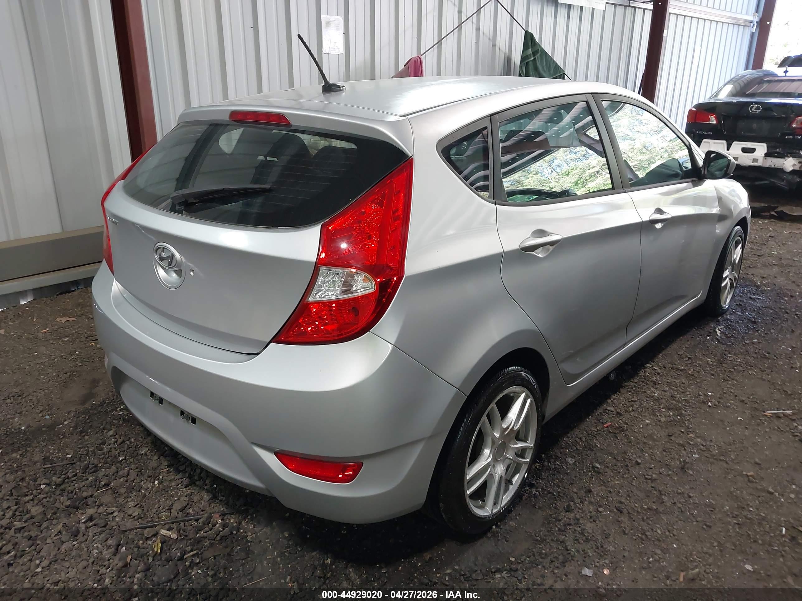 HYUNDAI ACCENT image 4
