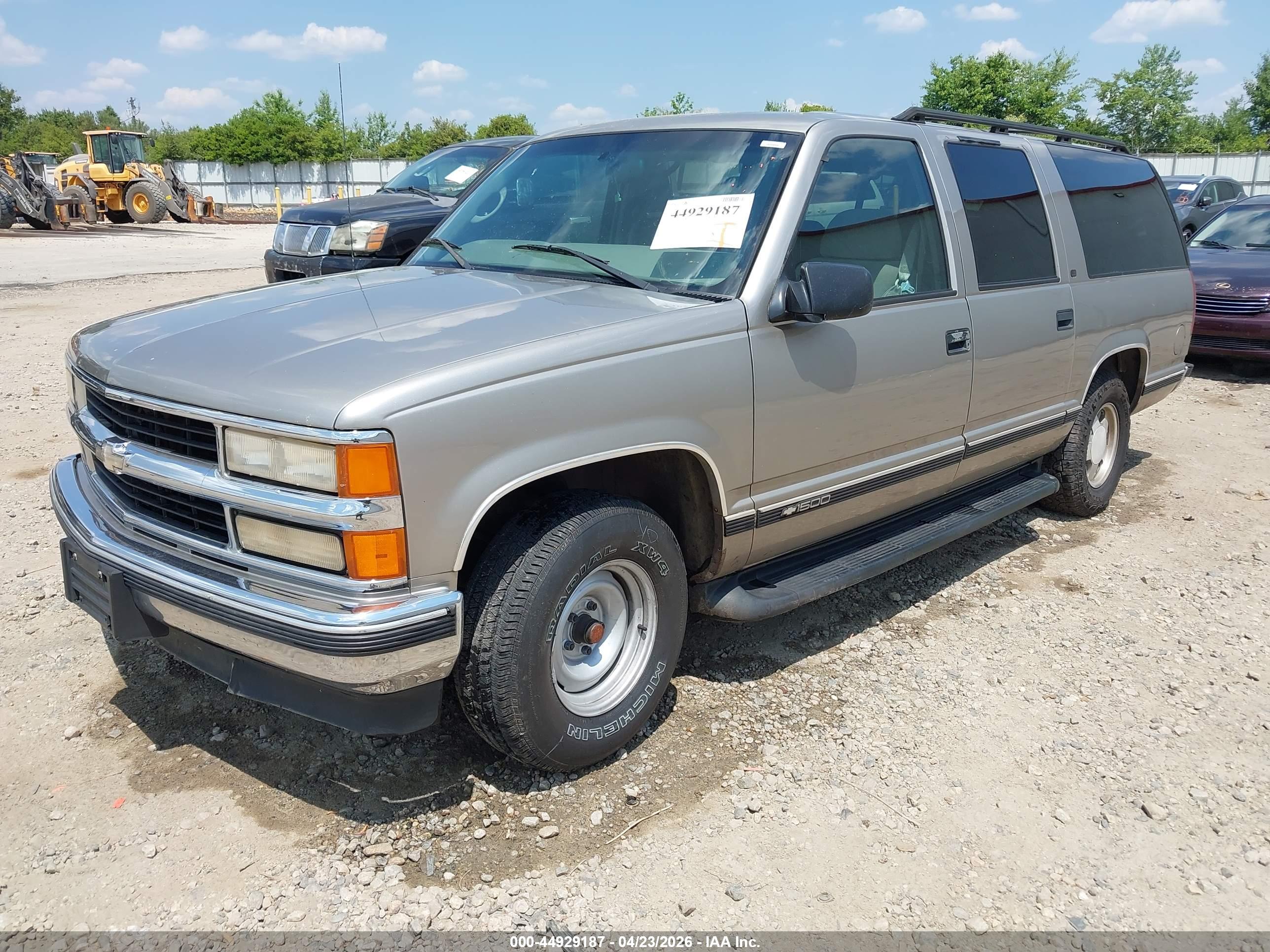 CHEVROLET SUBURBAN image 2