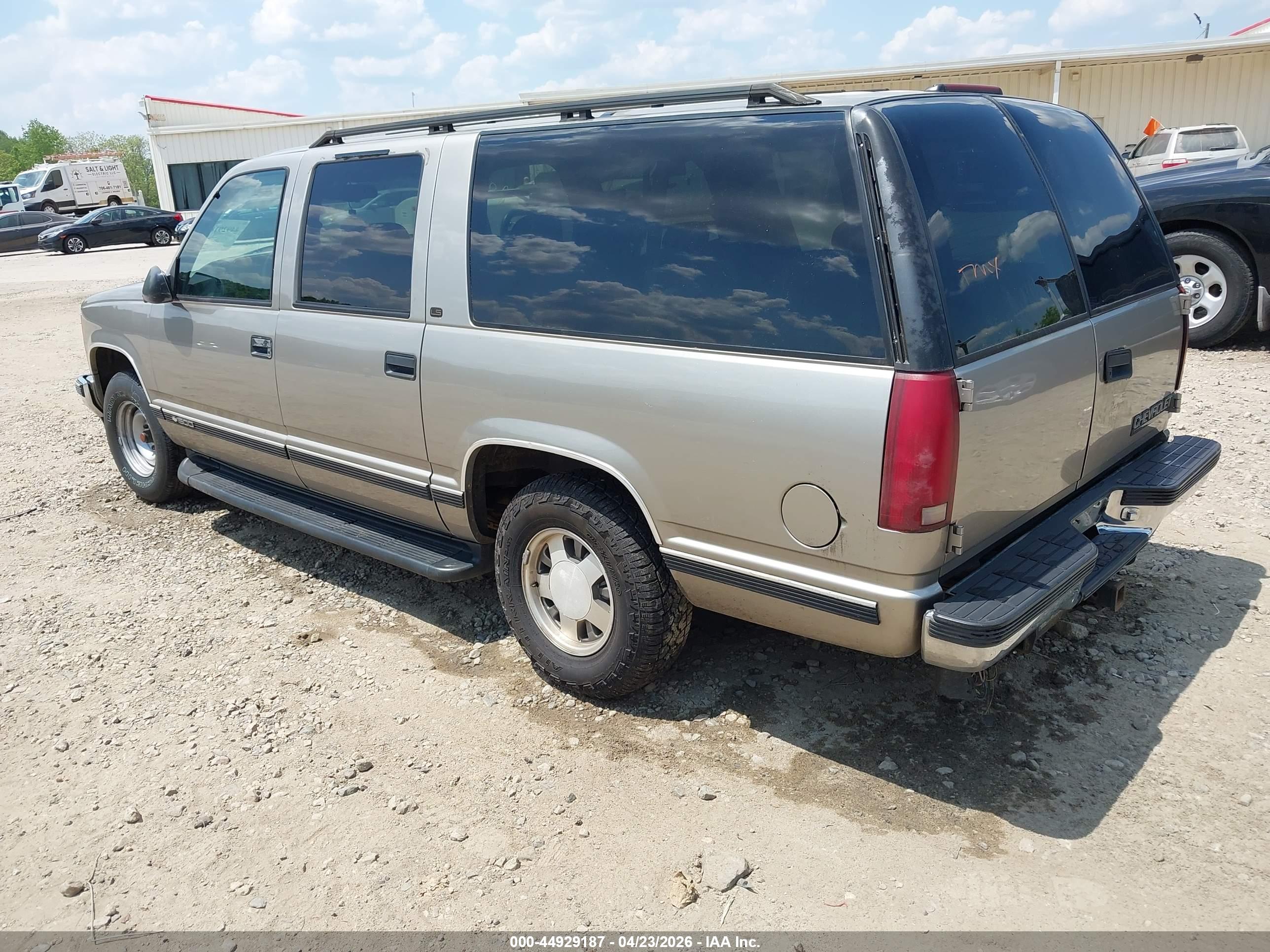 CHEVROLET SUBURBAN image 3